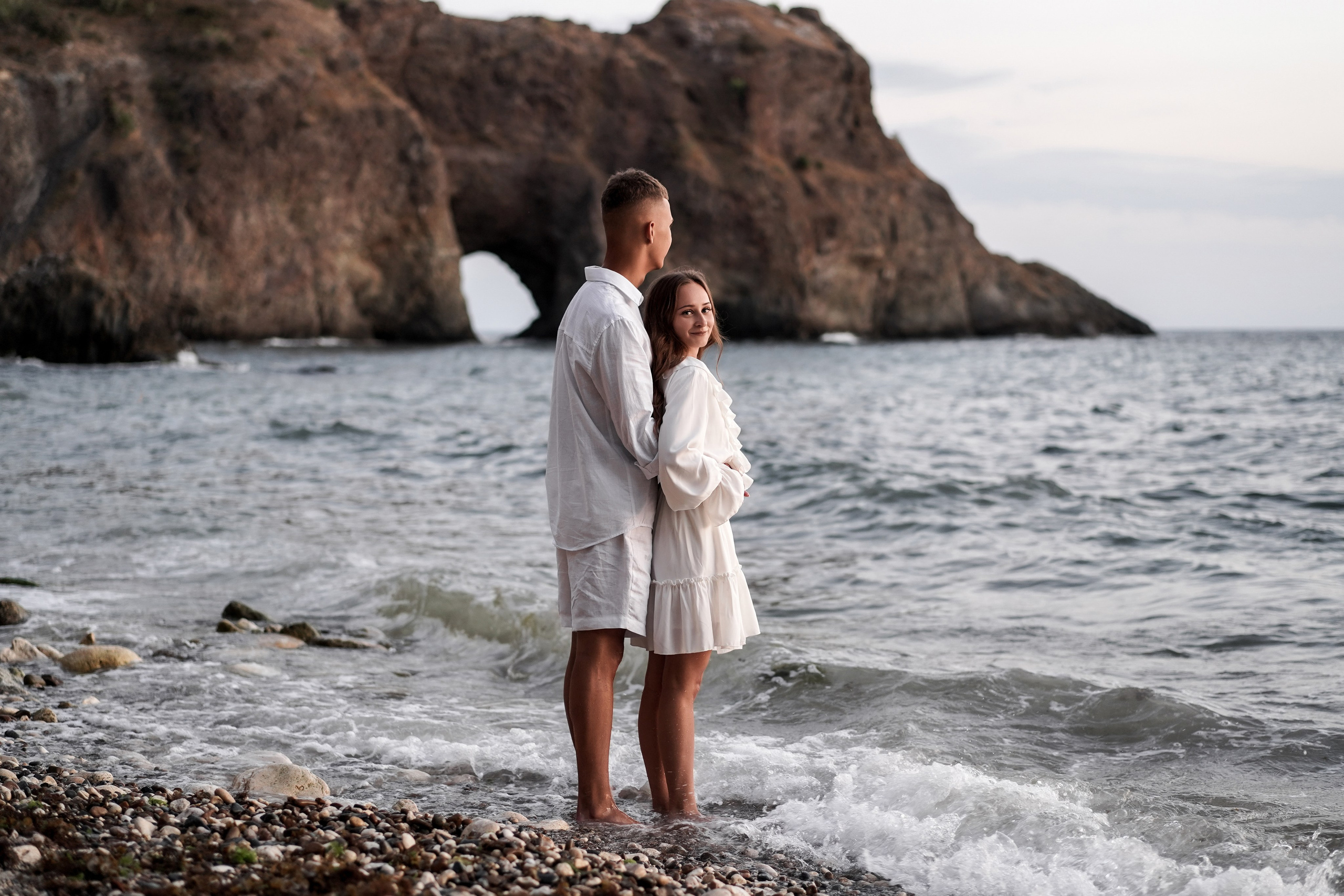 Матвей и Софья на фотосессии дикого пляжа Грот Дианы в Крыму. Свадебный фотограф в Ростове-на-Дону. Таинство Крещения и Венчания, семейные фотосессии. Алёна Чёботова