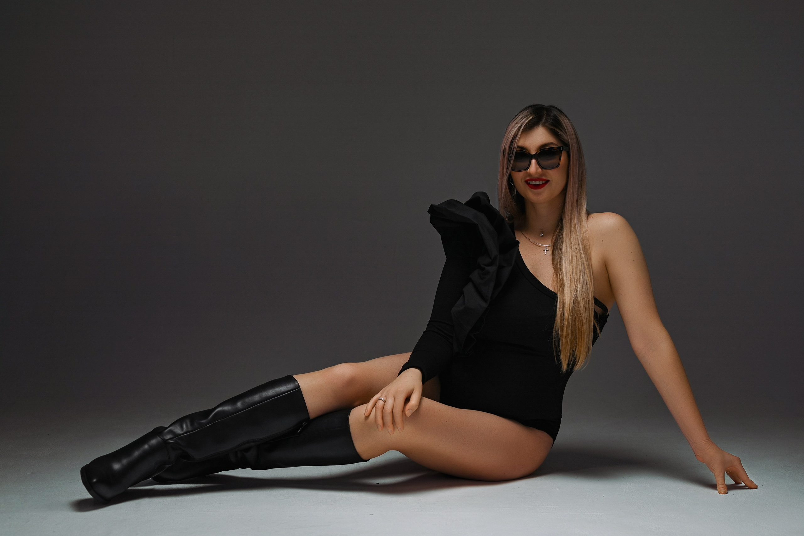 Красивая Беременная женщина в студии на циклораме. Компания и фотошкола по созданию контента в Москве