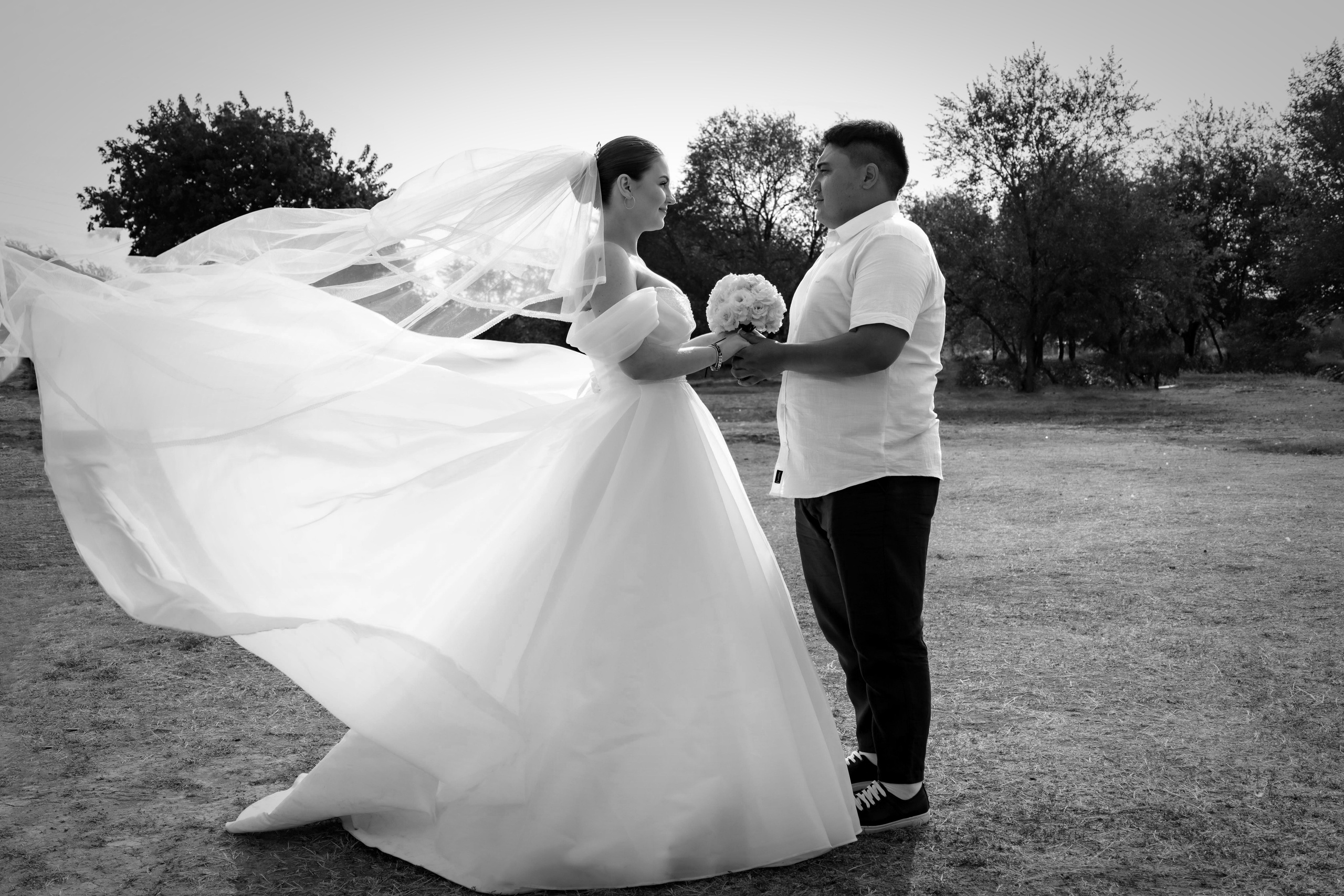 Виктор и Виктория. Даже около дома можно сделать шикарные свадебные фото. Свадебный фотограф ростовская область