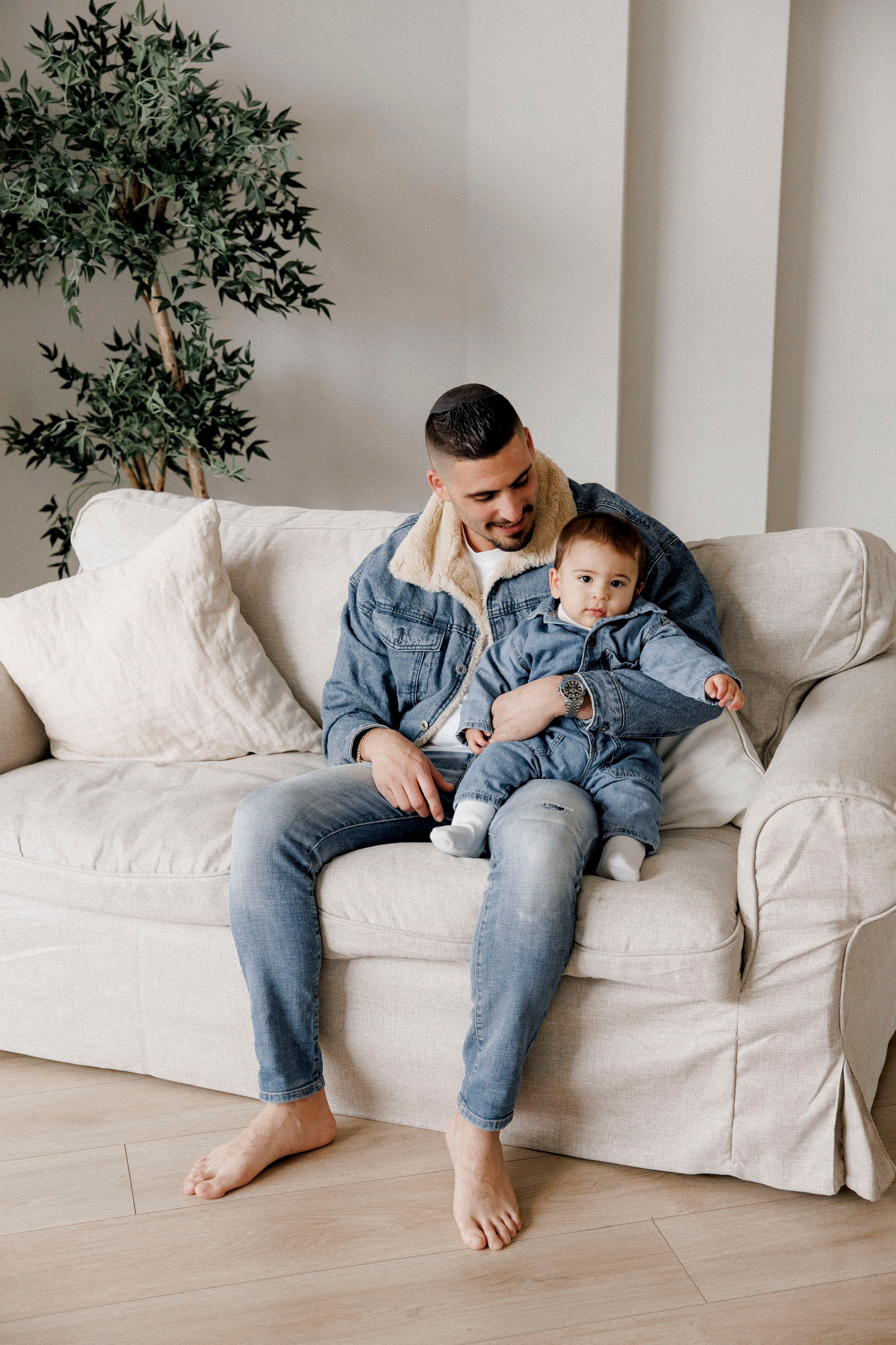 Family photoshoot in White Studio. Wedding and family photographer