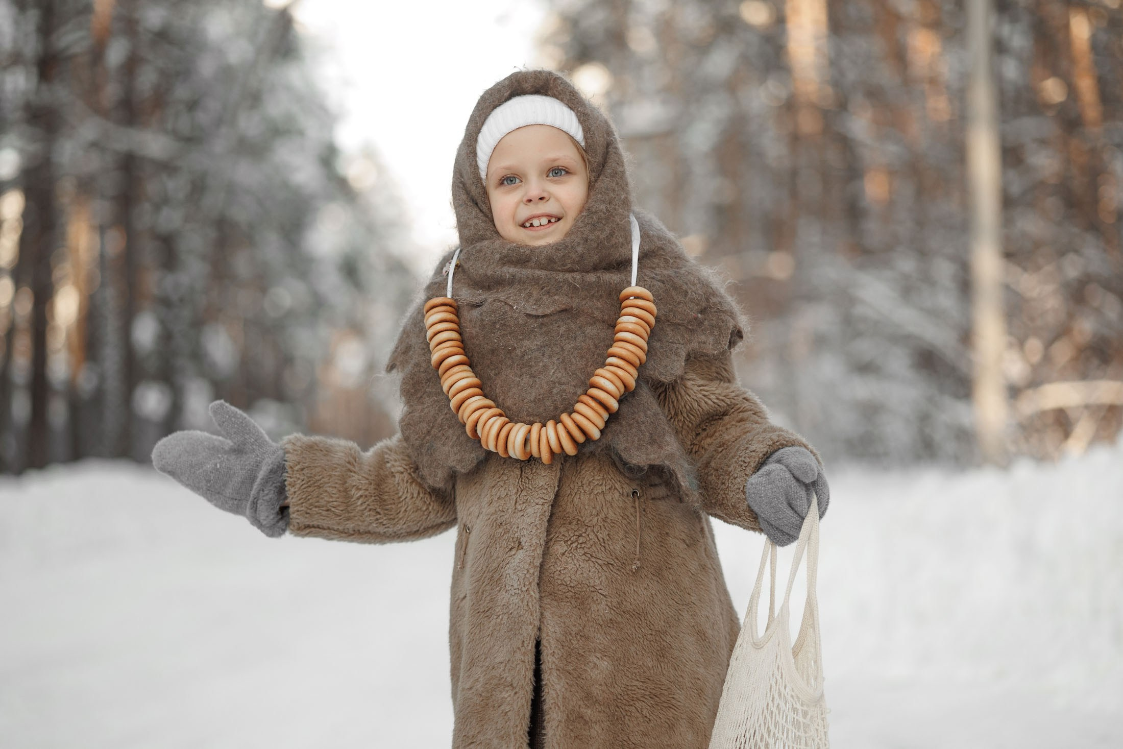 зимняя детская фотосессия в&nbsp;стиле советского времени. Маленькая девочка одета в&nbsp;шубу, валенки и&nbsp;пуховый платок