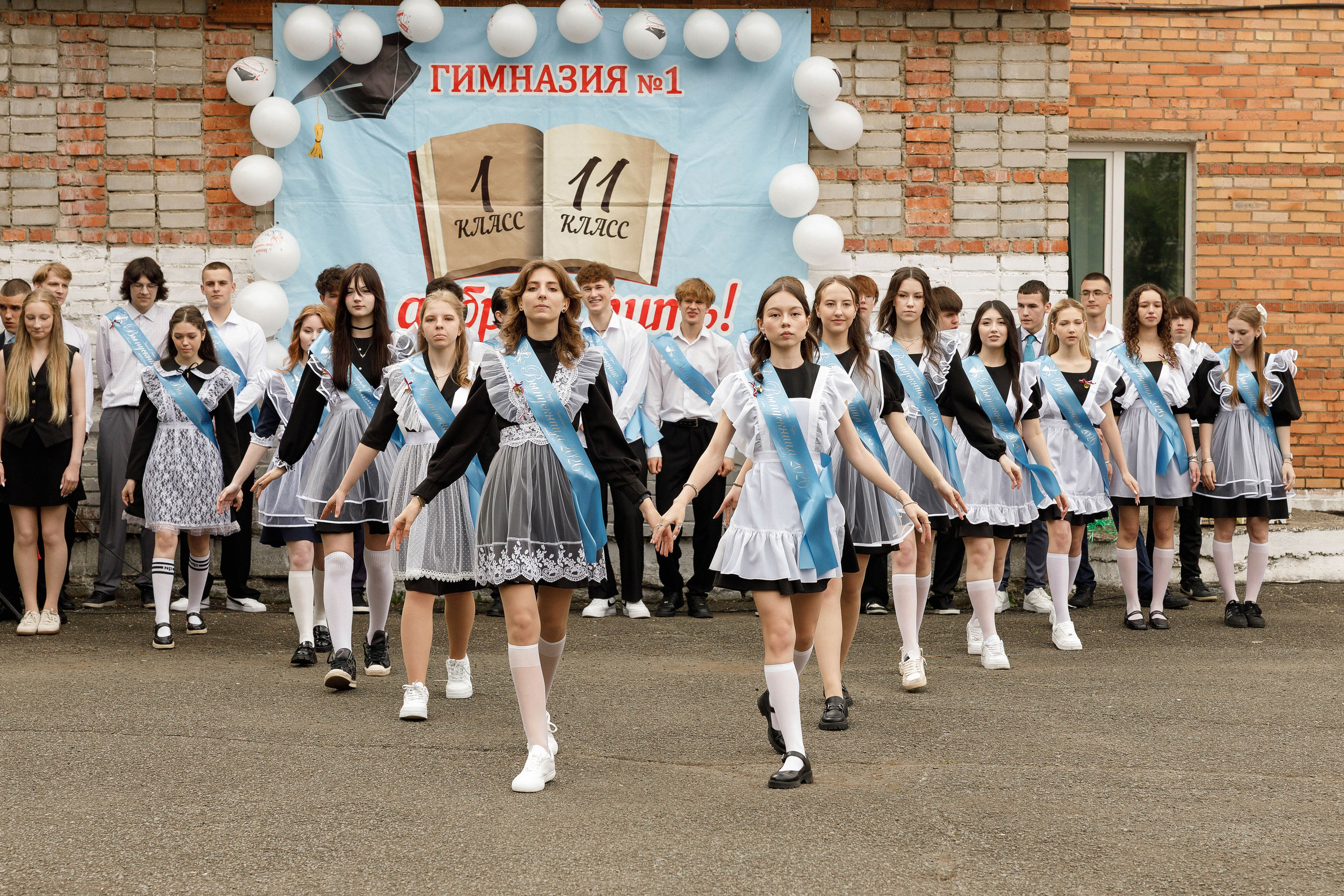 Последний звонок Гимназия Артем. Photoalbum-vl.ru