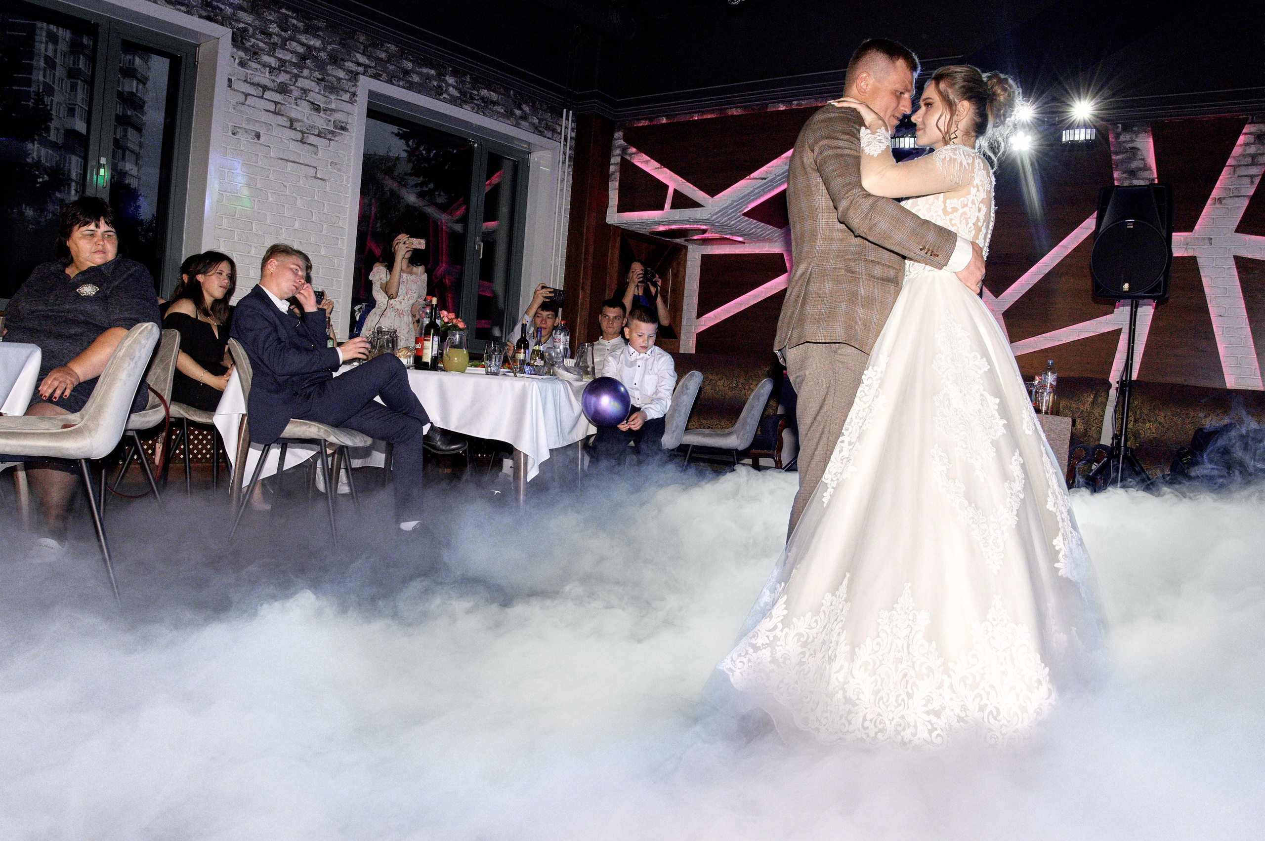 Свадебный банкет и первый танец молодожёнов