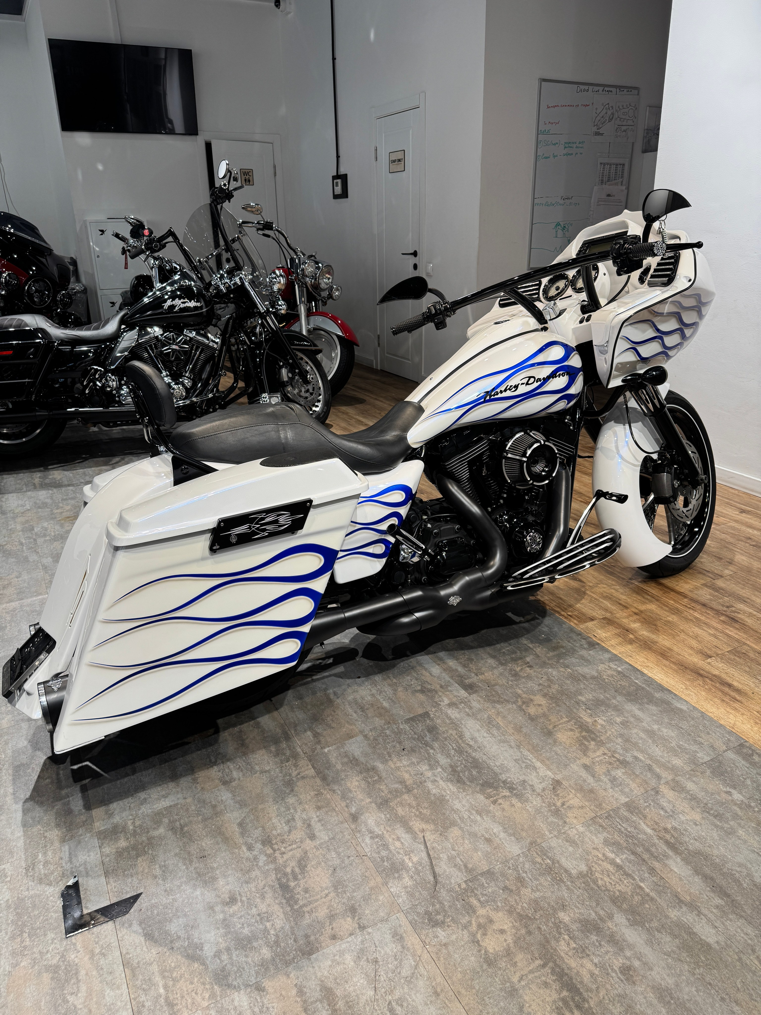 Мотоциклы Harley-Davidson Road Glide 103 White Power (Touring)  — купить мотоцикл. Hello Davidson, Москва. Только хорошие мотоциклы…