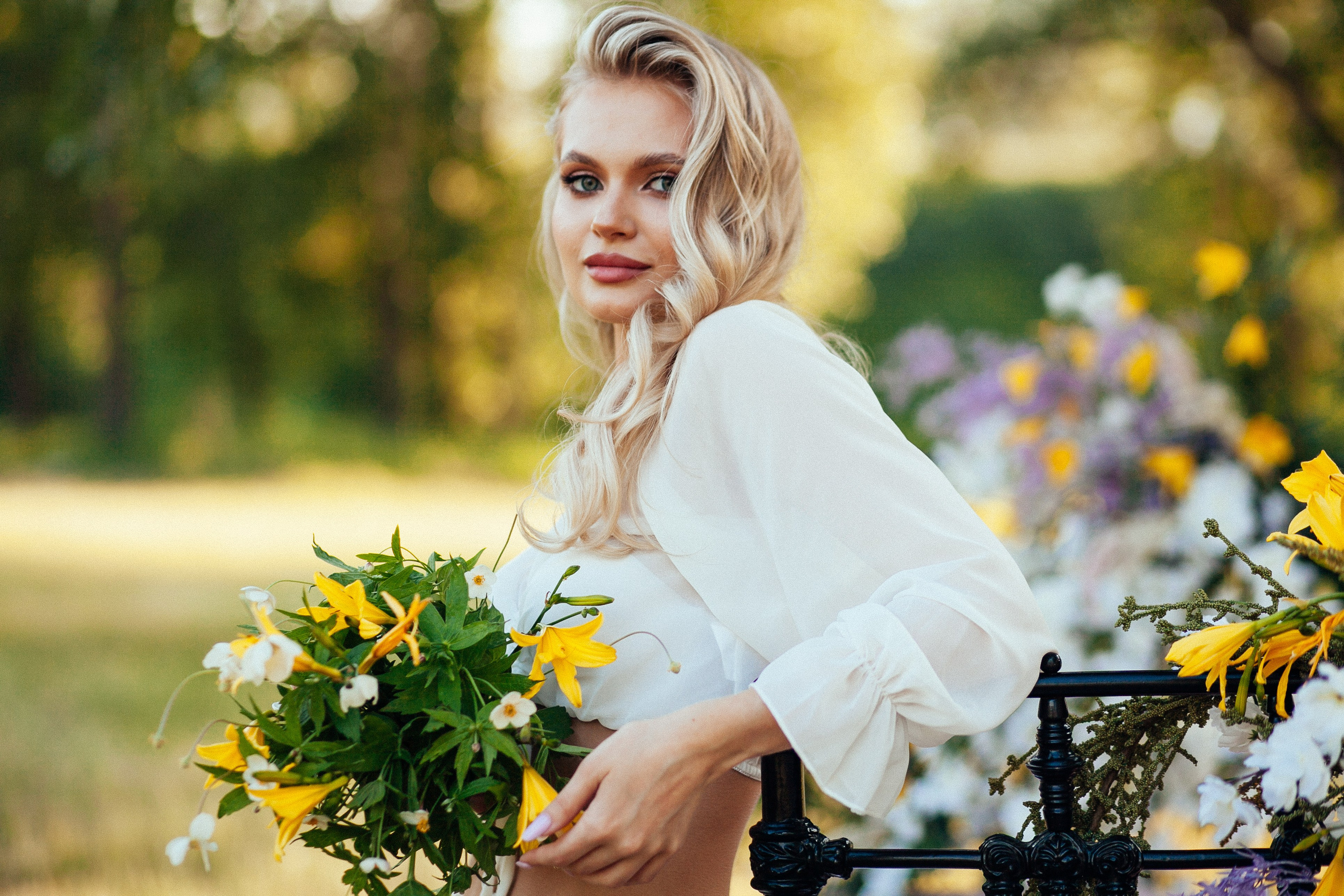 утро очень красивая невеста блондинка цветы природа лето декор дерево кровать виктория