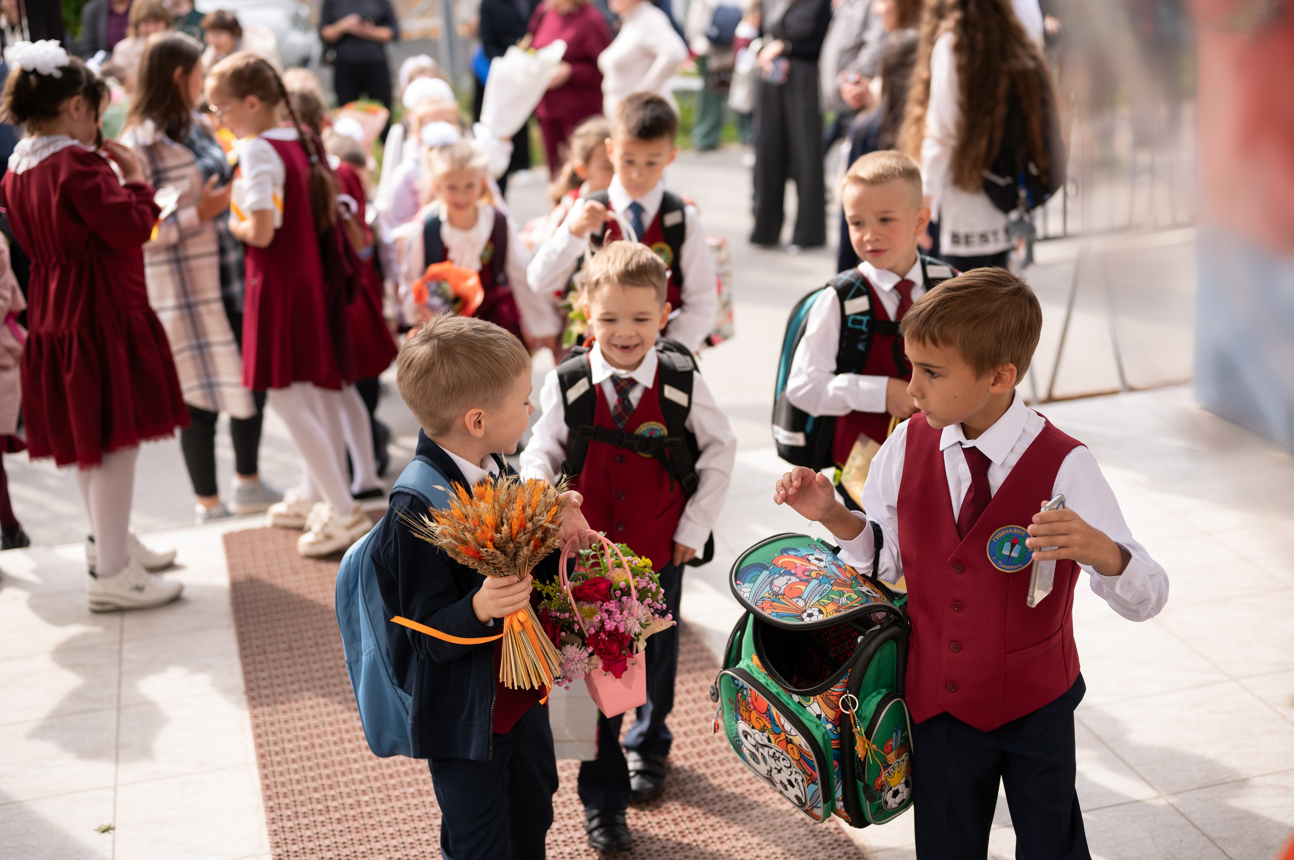 1 сентября 16 гимназия 2 класс (линейка + в классе+ на улице). Фотограф новорожденных, семейный детский в Тюмени Татьяна Морозова