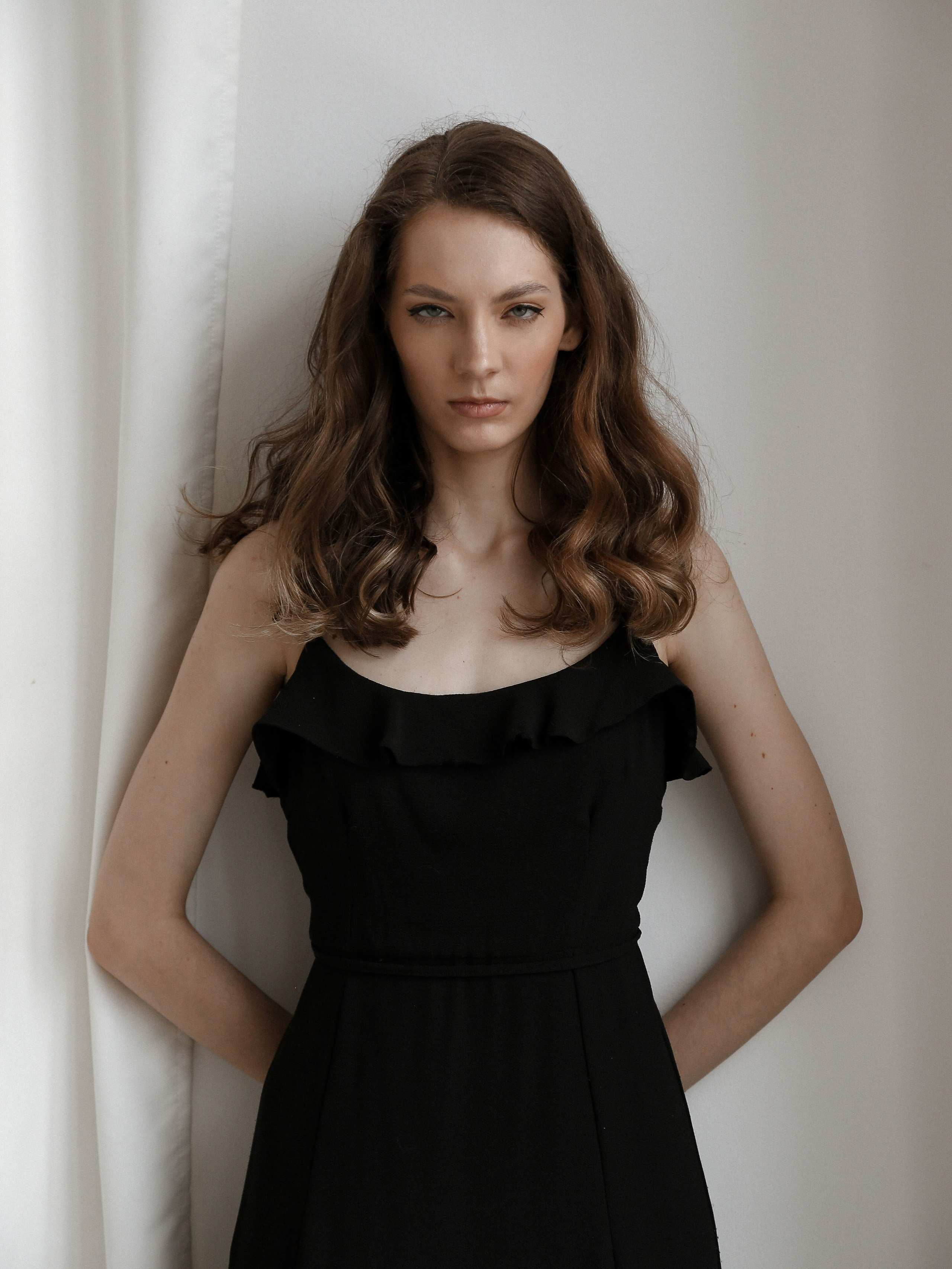 модельные тесты, fashion фотография, модель, фотограф, черный платье, белый фон, минимализм, модельное агентство, портфолио модели, модельный бизнес, fashion портрет, beauty фотография, естественная красота, modeling tests, fashion photography, model, photographer, black dress, white background, minimalism, modeling agency, model portfolio, modeling business, fashion portrait, beauty photography, natural beauty