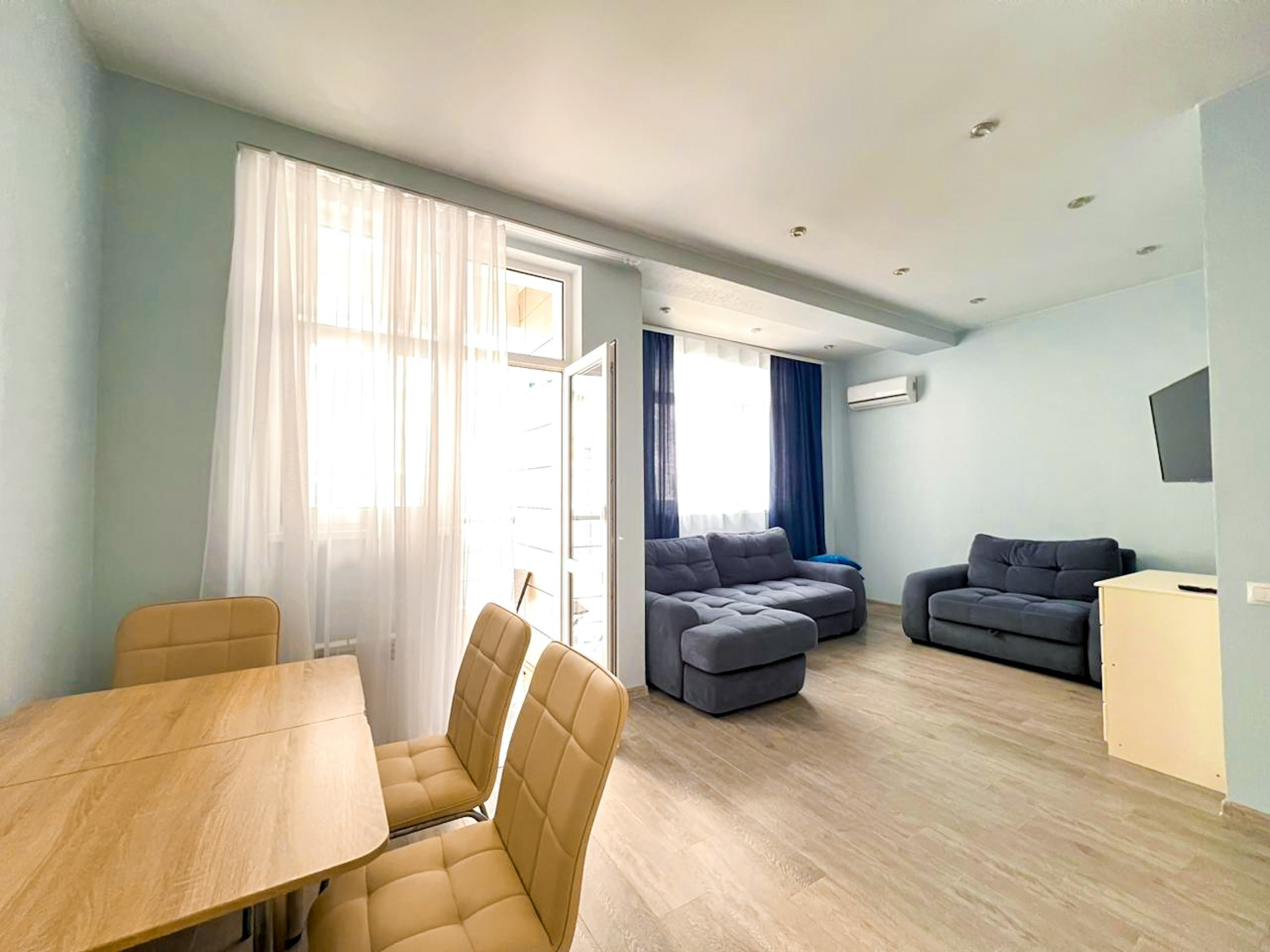 Просторная, уютная квартира с балконом в ж/к Посейдон, в 100 м от моря. Квартиры посуточно, длительно в Сочи, LARA APART GROUP