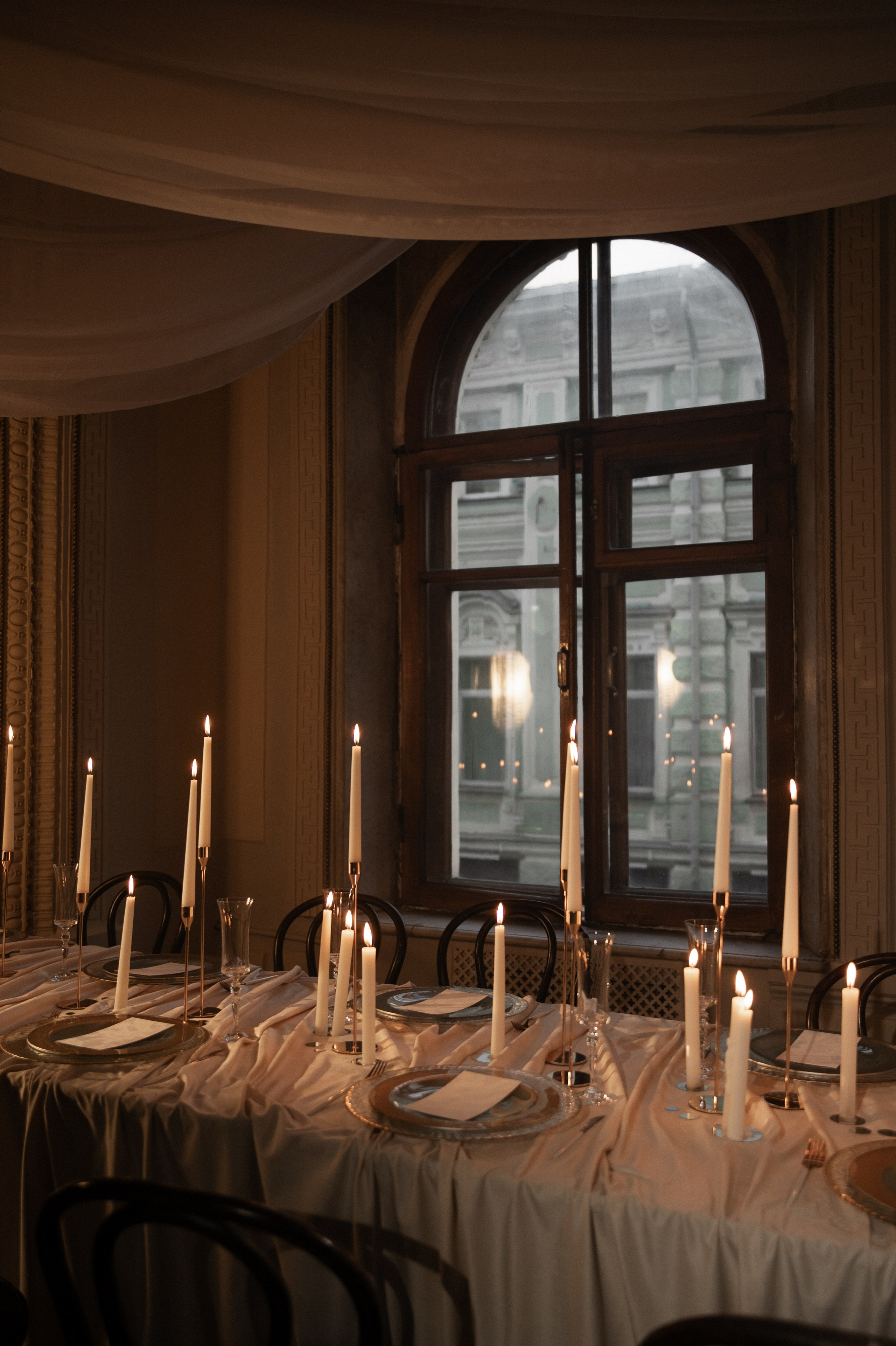 Камерный свадебный ужин при свечах в старинном особняке в фотостудии 21. Kult. Ярослава Ерина — свадебный фотограф в Москве