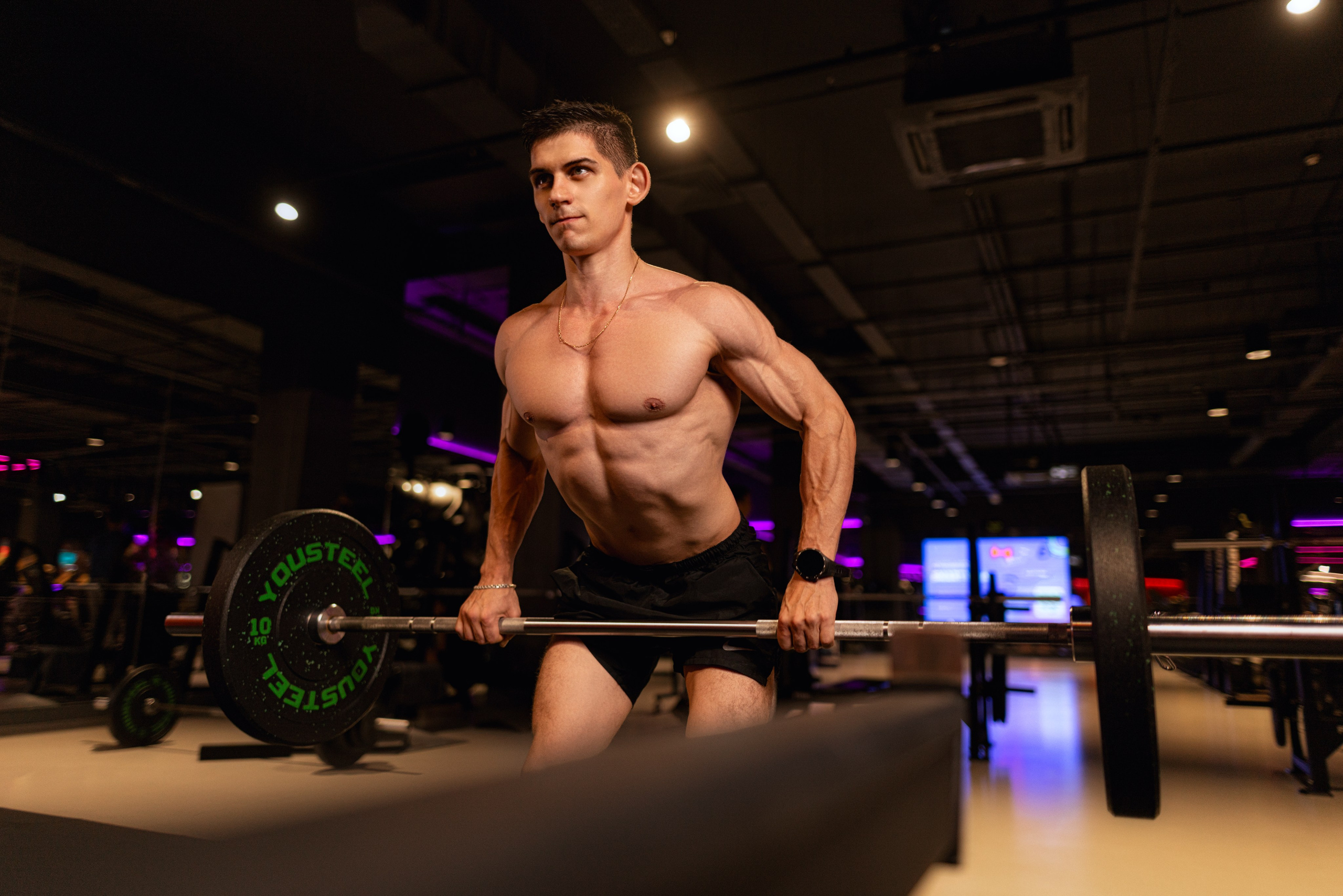 Фотосет в Владом в тренажерном зале для контента. Дмитрий Шульгин, портретный фотограф в Воронеже