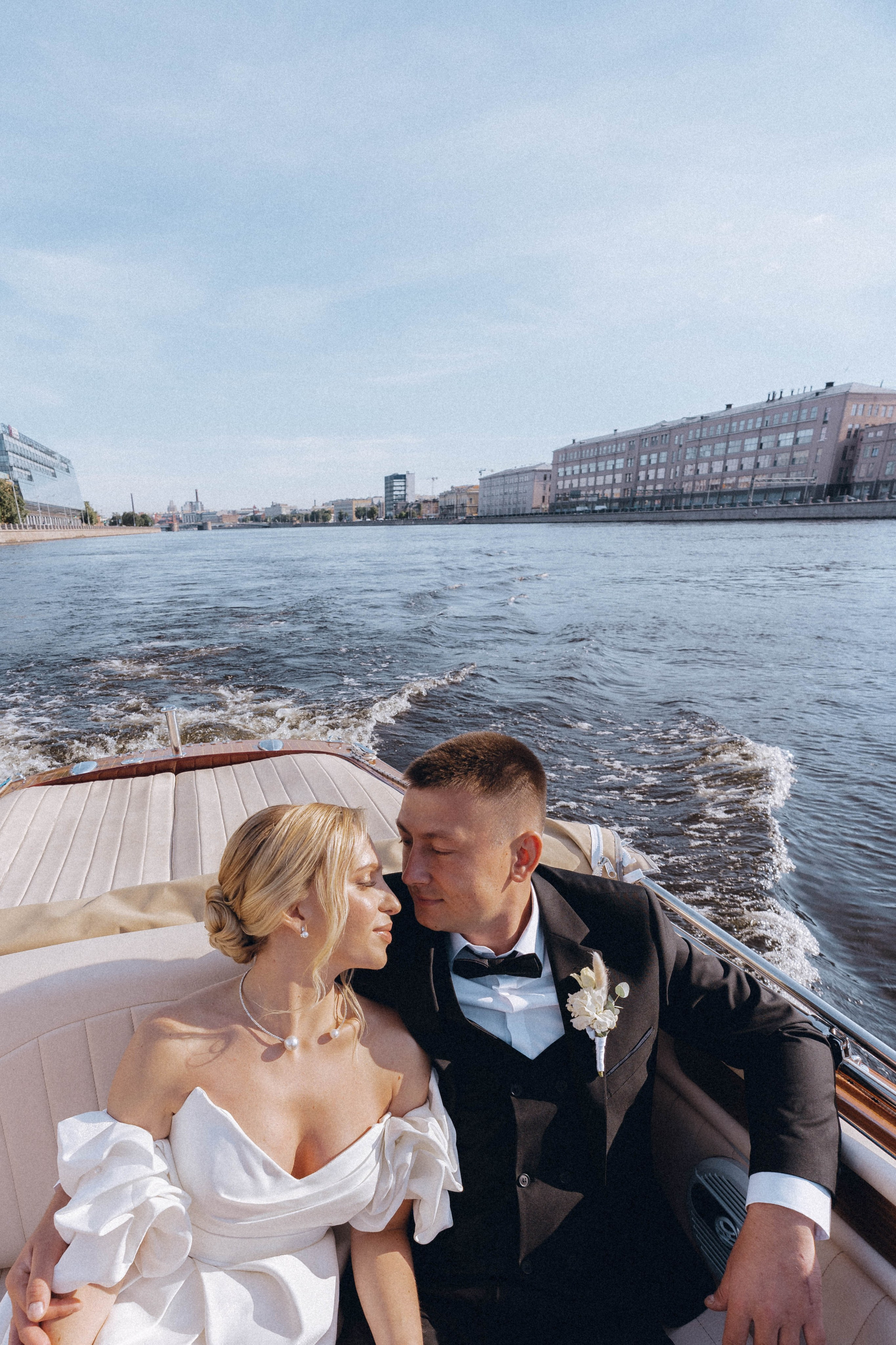 СВАДЕНБНАЯ СЬЕМКА НА КАТЕРЕ ПО КАНАЛАМ САНКТ-ПЕТЕРБУРГА И В АКВАТОРИИ НЕВЫ. Профессиональный фотограф, Санкт-Петербург — Виктория Богомолова