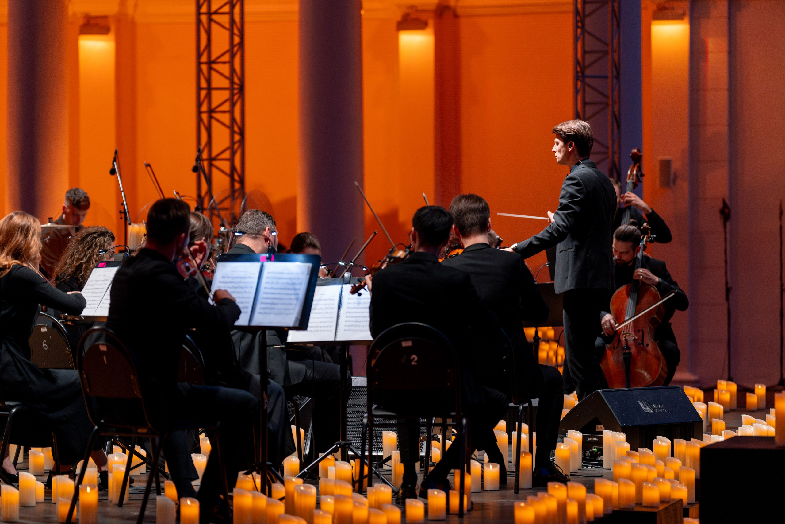 Симфонический оркестр Lumisfera при свечах. Фотограф Никита Комаров