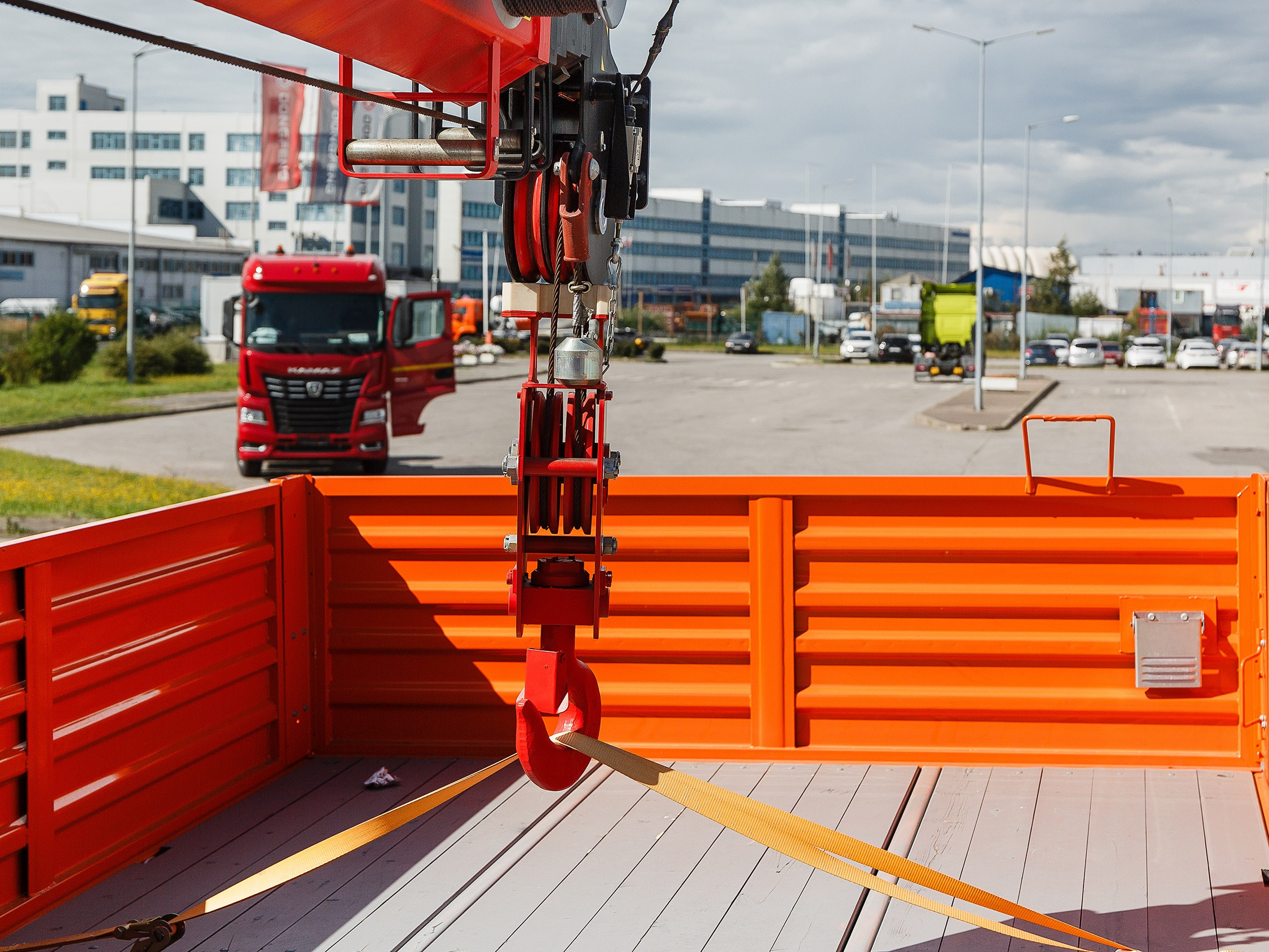 Автомобильный фотограф в СПб. Репортажная фотосъёмка в Санкт-Петербурге. Фотограф на мероприятие: выставки, презентации, автогонки. Фото для сайта, отчётов и публикации в сми. Профессиональный фотограф Сергей Пушкин. Промышленная фотосъёмка. Автопром. Фотосъёмка авто и спецтехники. Профессиональные фото большегрузов.