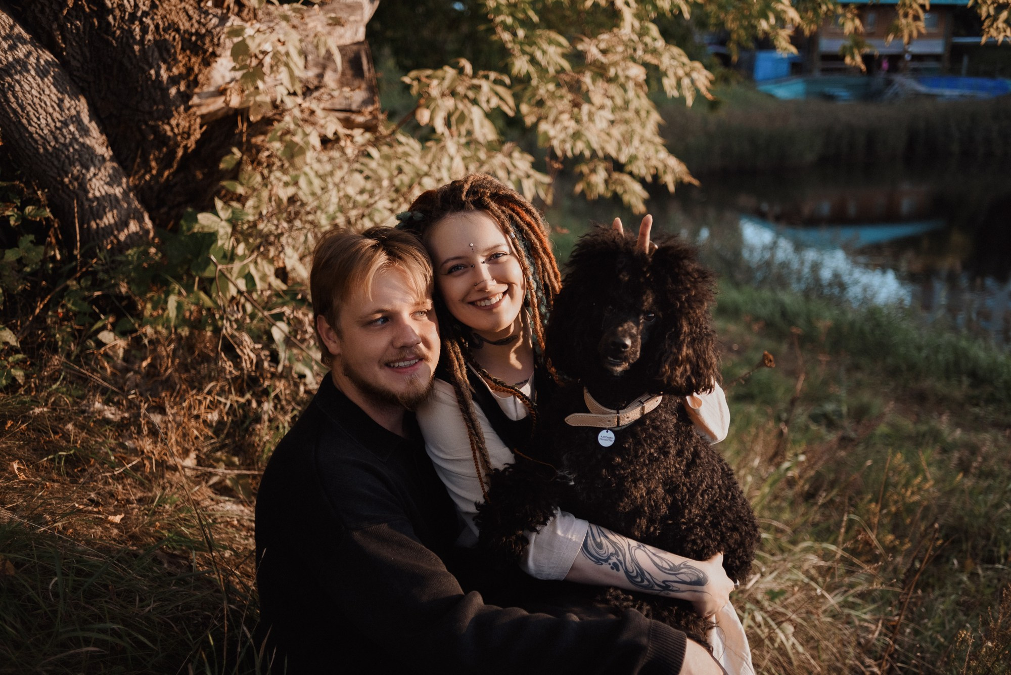 Счастливая пара обнимает пса, съемка вдвоем с питомцем, Тюмень