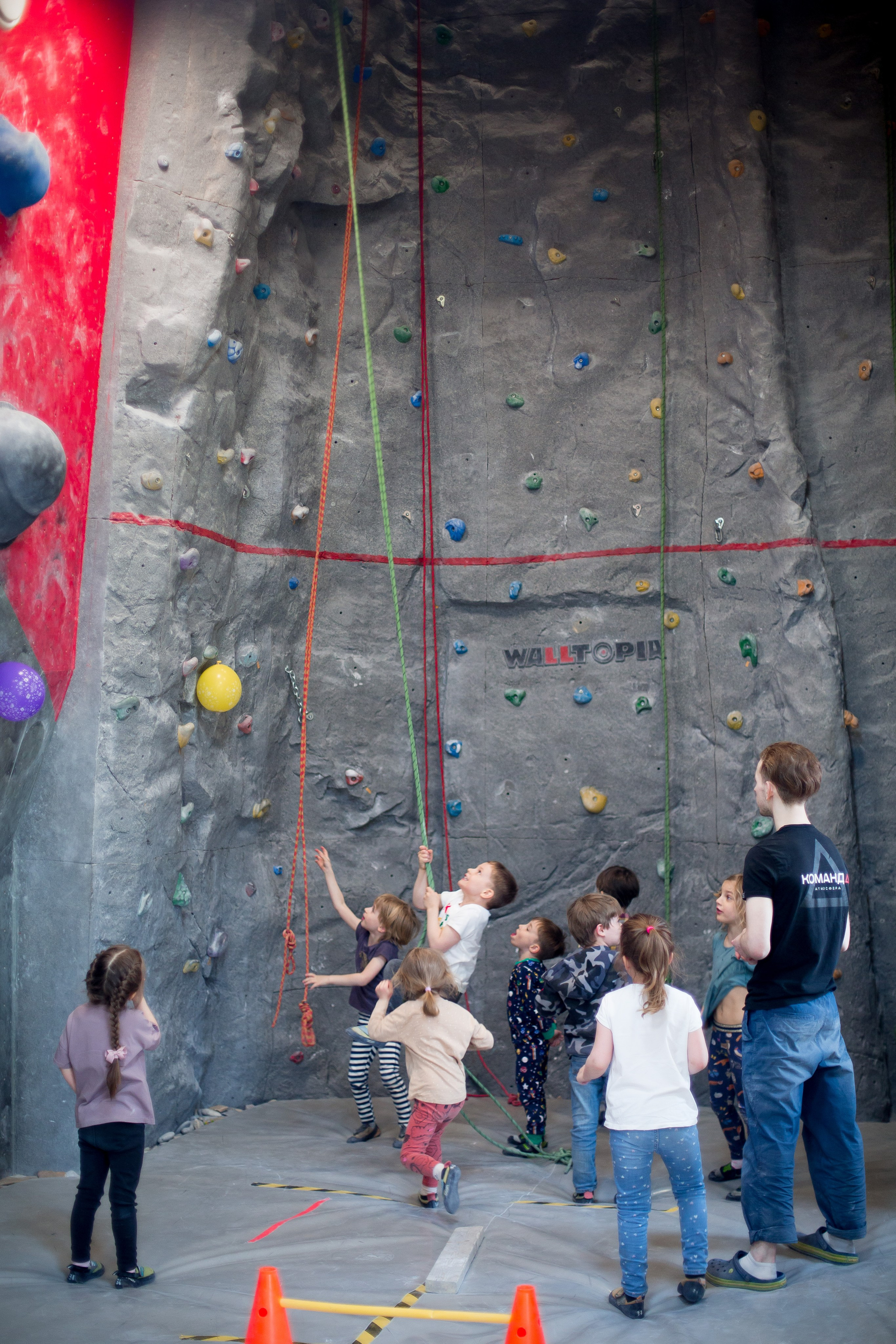Фотосъемка детского Дня рождения на скалодроме. Репортажный фотограф Борис Геер
