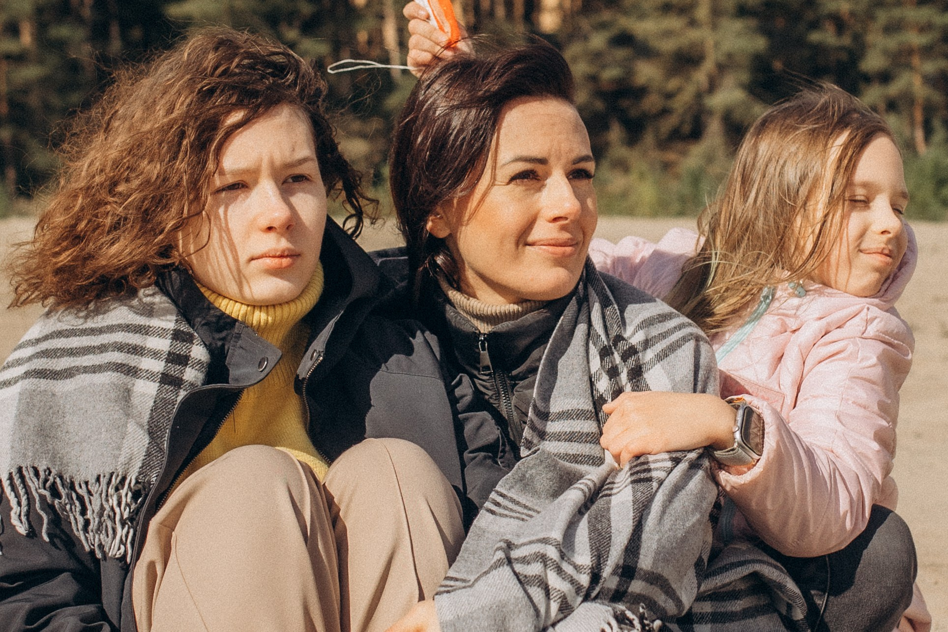 Аня с Ясей и Соней на Обском, осень. Семейный фотограф lifestyle в Новосибирске Елена Шпилевая