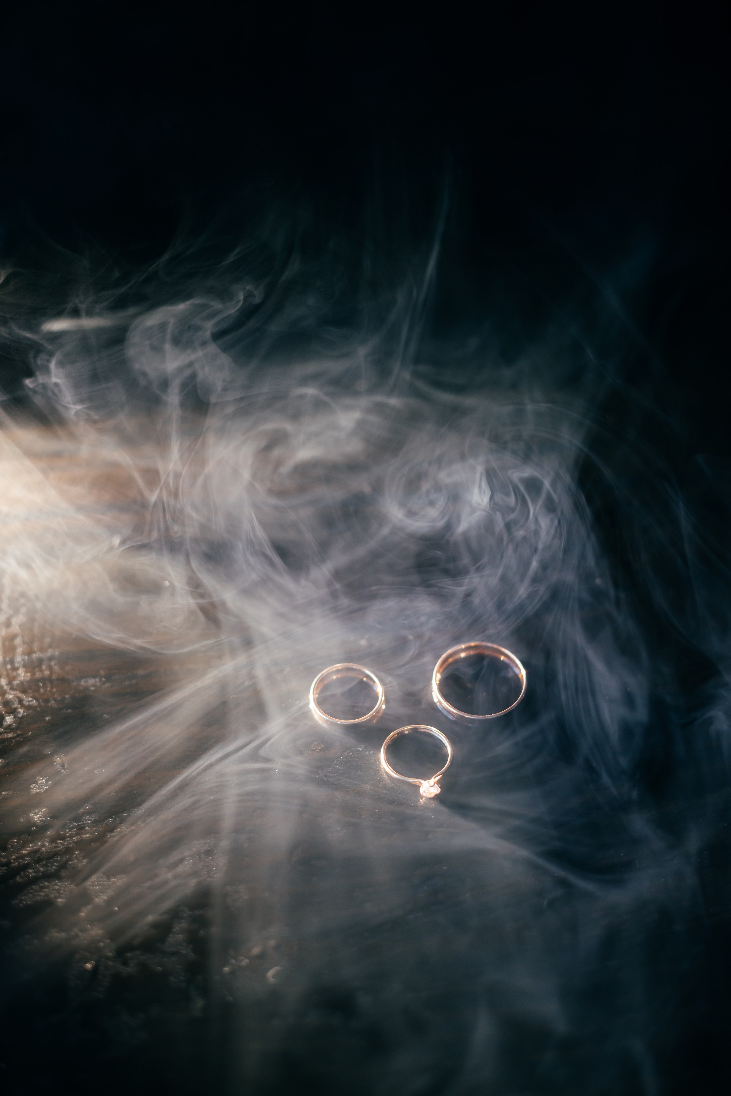 Необычная фотография свадебных колец