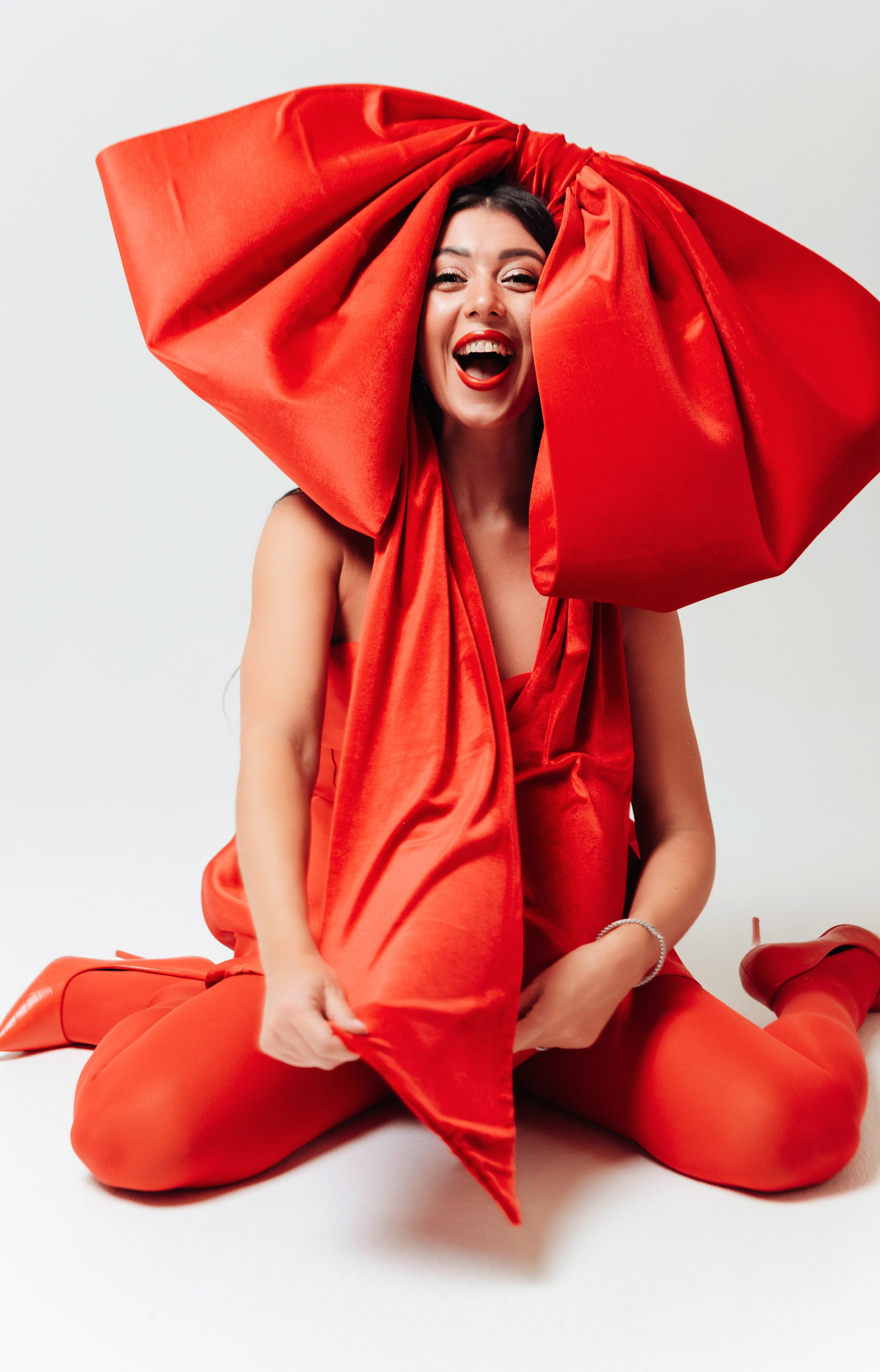 Фотосессия в студии СПБ, новогодняя фотосессия СПБ, рождественская съемка, фотосессия с бантом, большой бант, красный бант, фотосессия с большим бантом