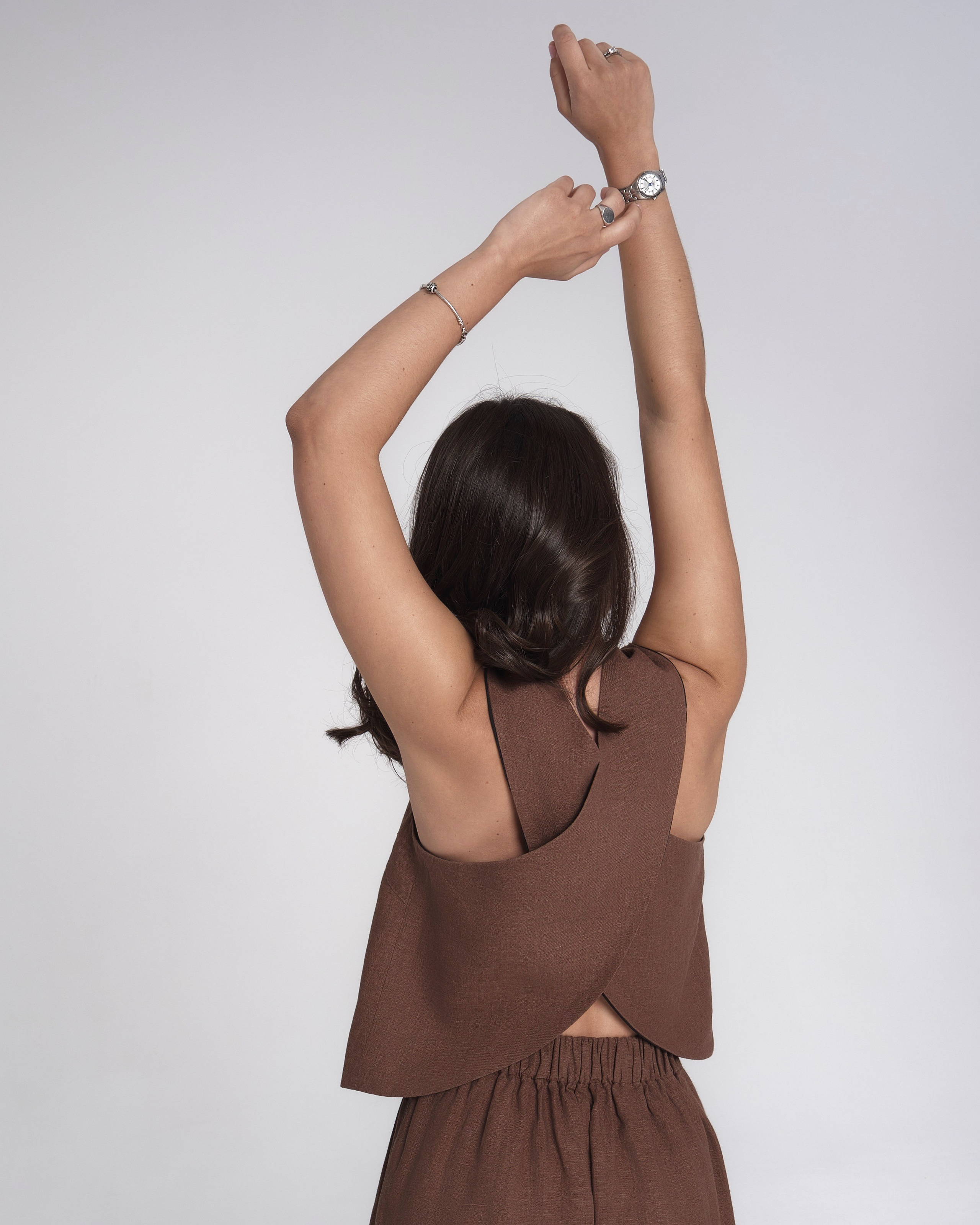 Модель в шоколадном топе из натурального льна детали на спинке