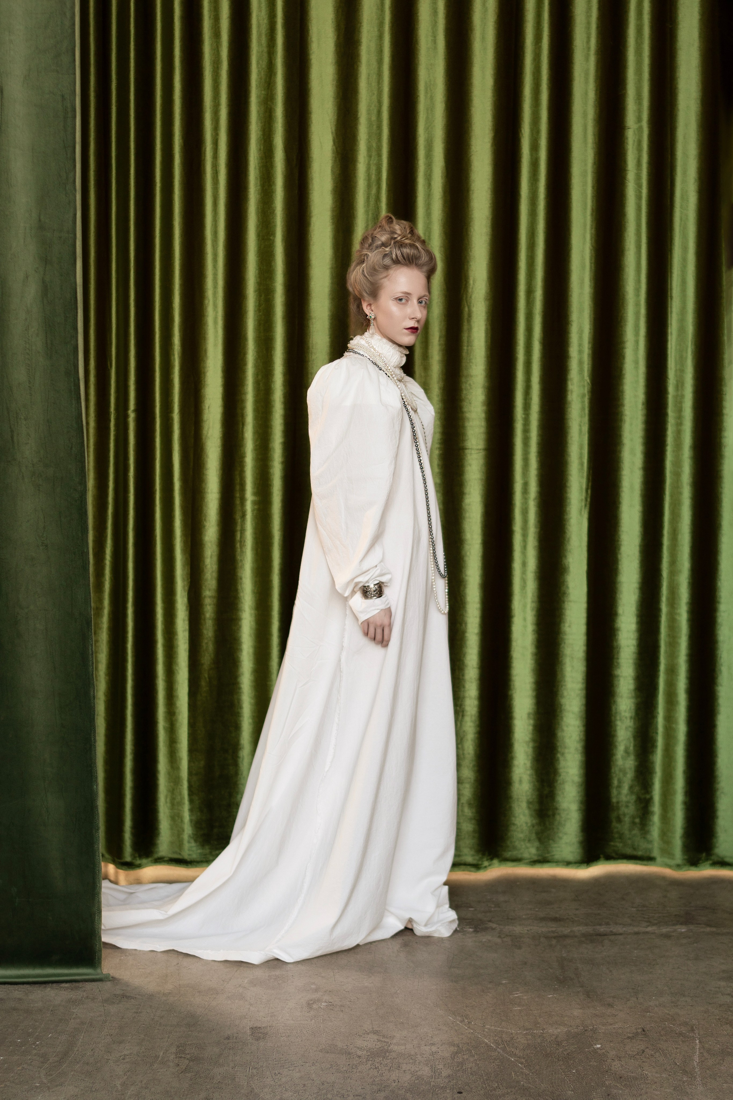 Персональная женская фотосессия в студии. Студийная фотосъёмка. Фотосессия с борзыми. Фэшн фотосъёмка.