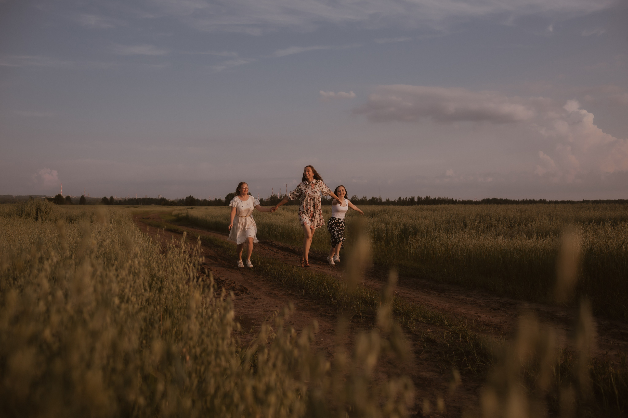 Фотосессия девушек подружек в поле. Свадебный и репортажный фотограф в Ярославле и Санкт-Петербурге Роман Микрюков