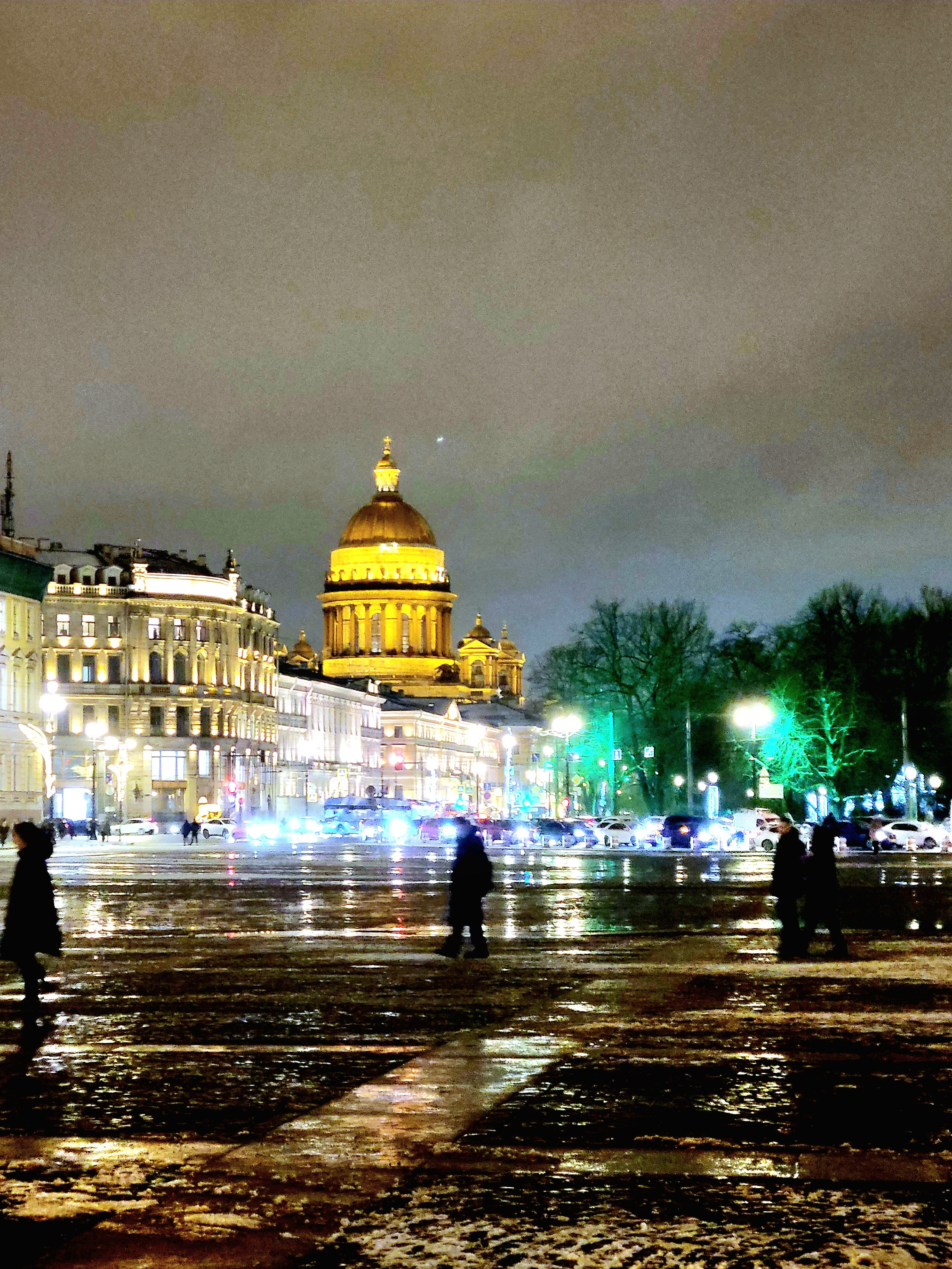 На улице около 0, периодически идет снег, на дорогах лед и слякость. 
