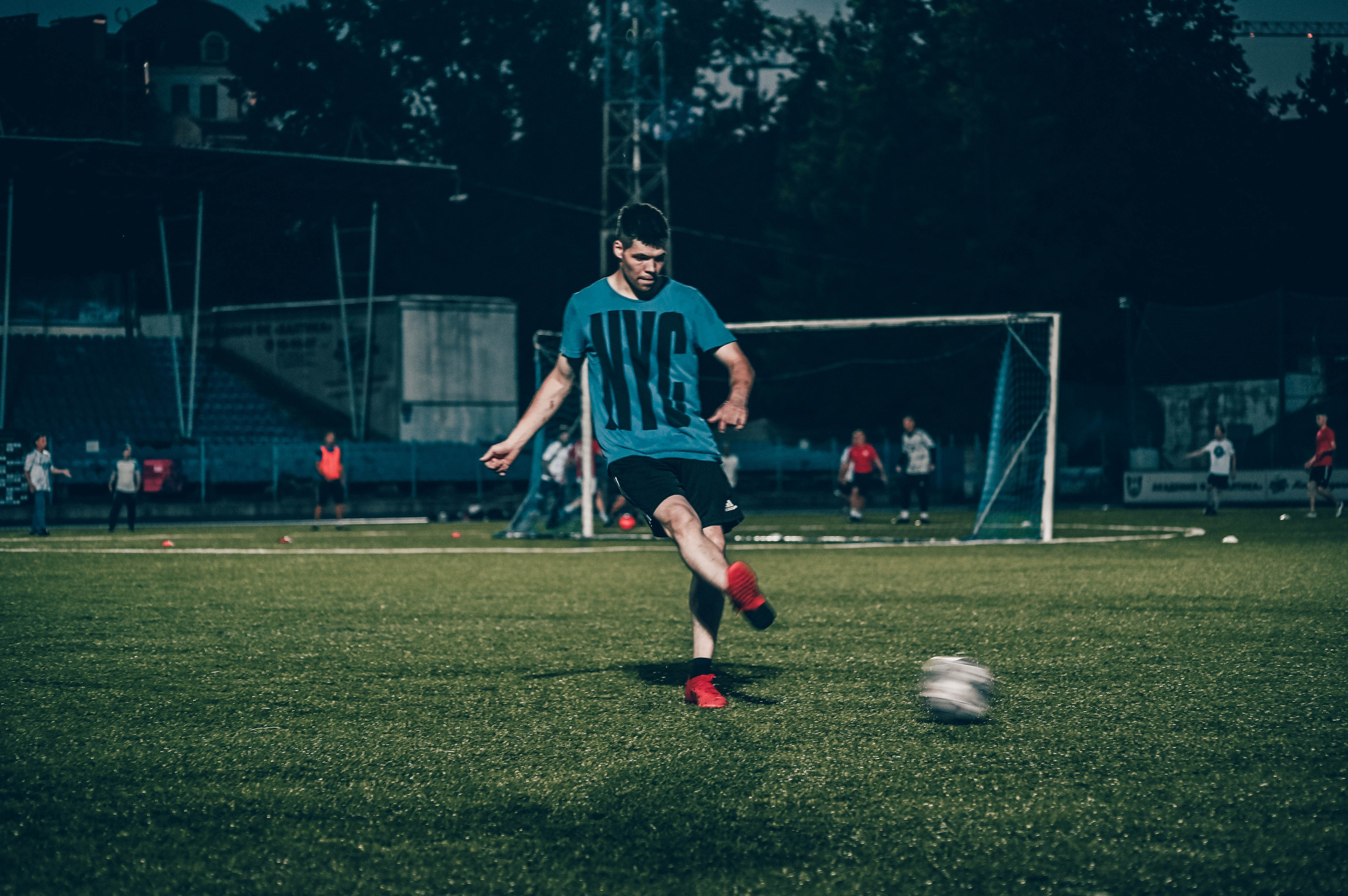 Фотосъёмка футбольной тренировки на стадионе. Фотограф Александр Орымбаев