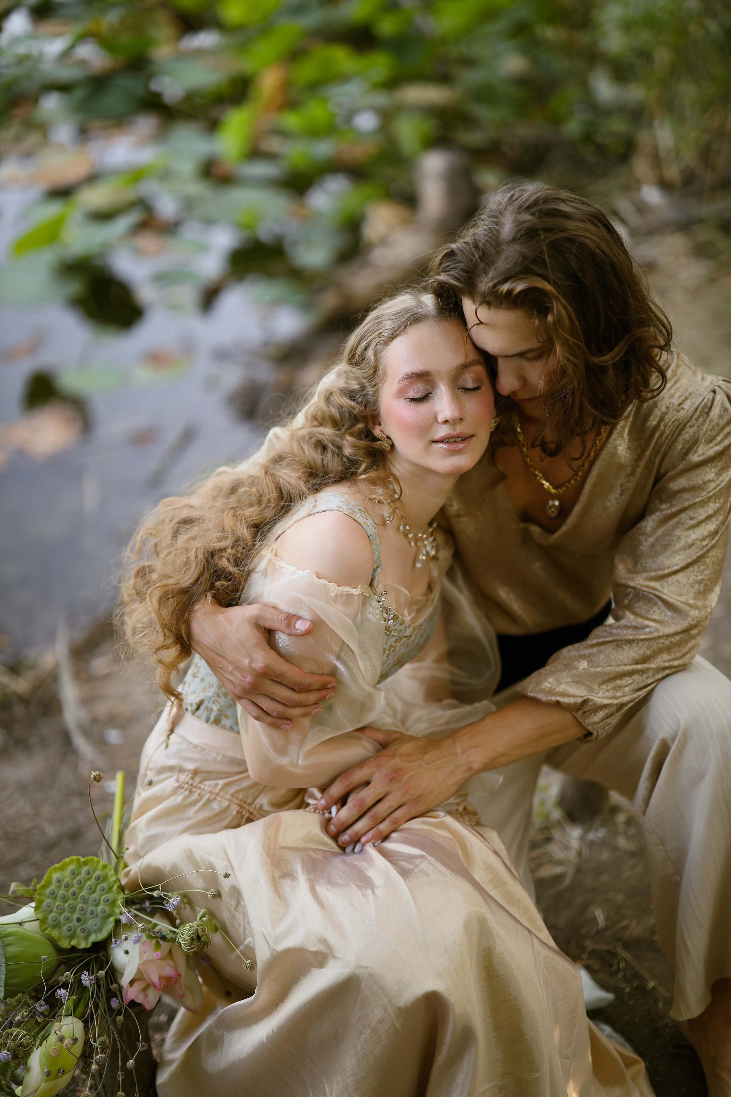 Фотосессия пары на озере лотосов в Абхазии.