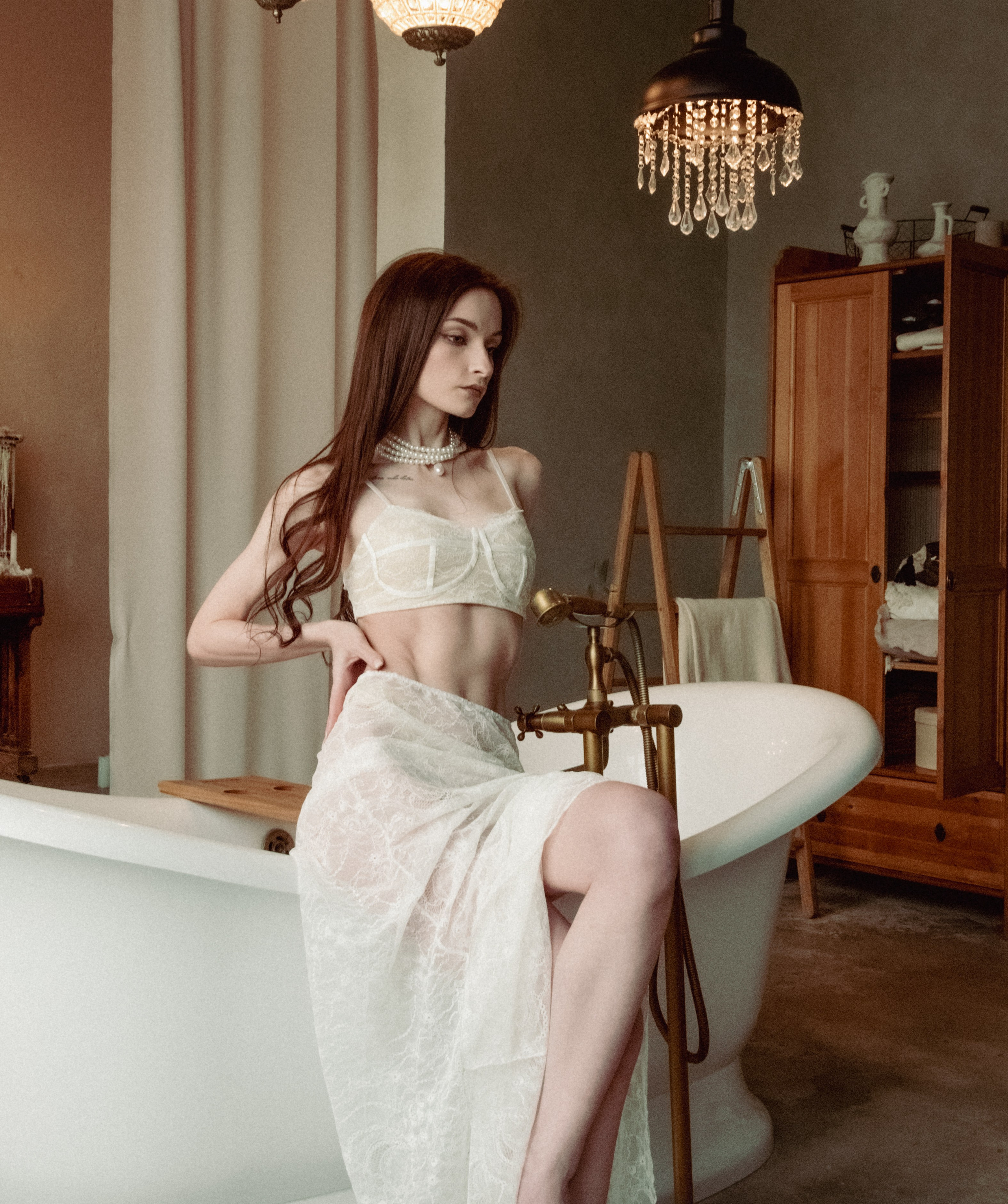 Фотография модели в кружевном белье с художественным светом и свечами