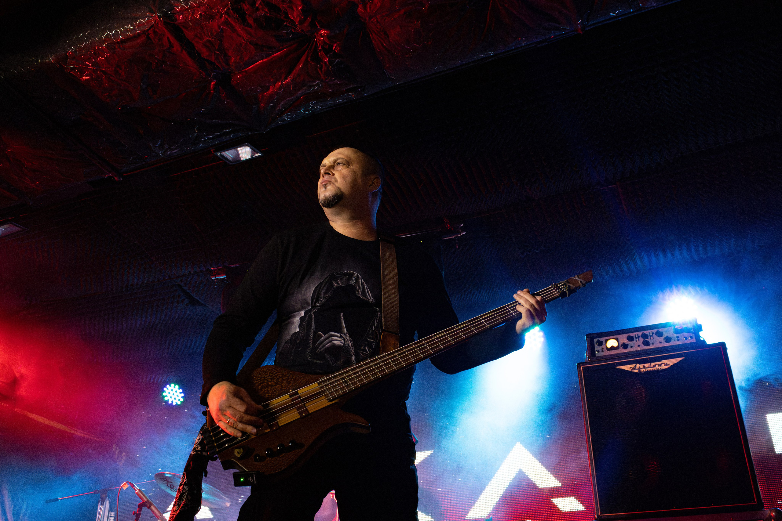 Гитарист живое выступление на сцене