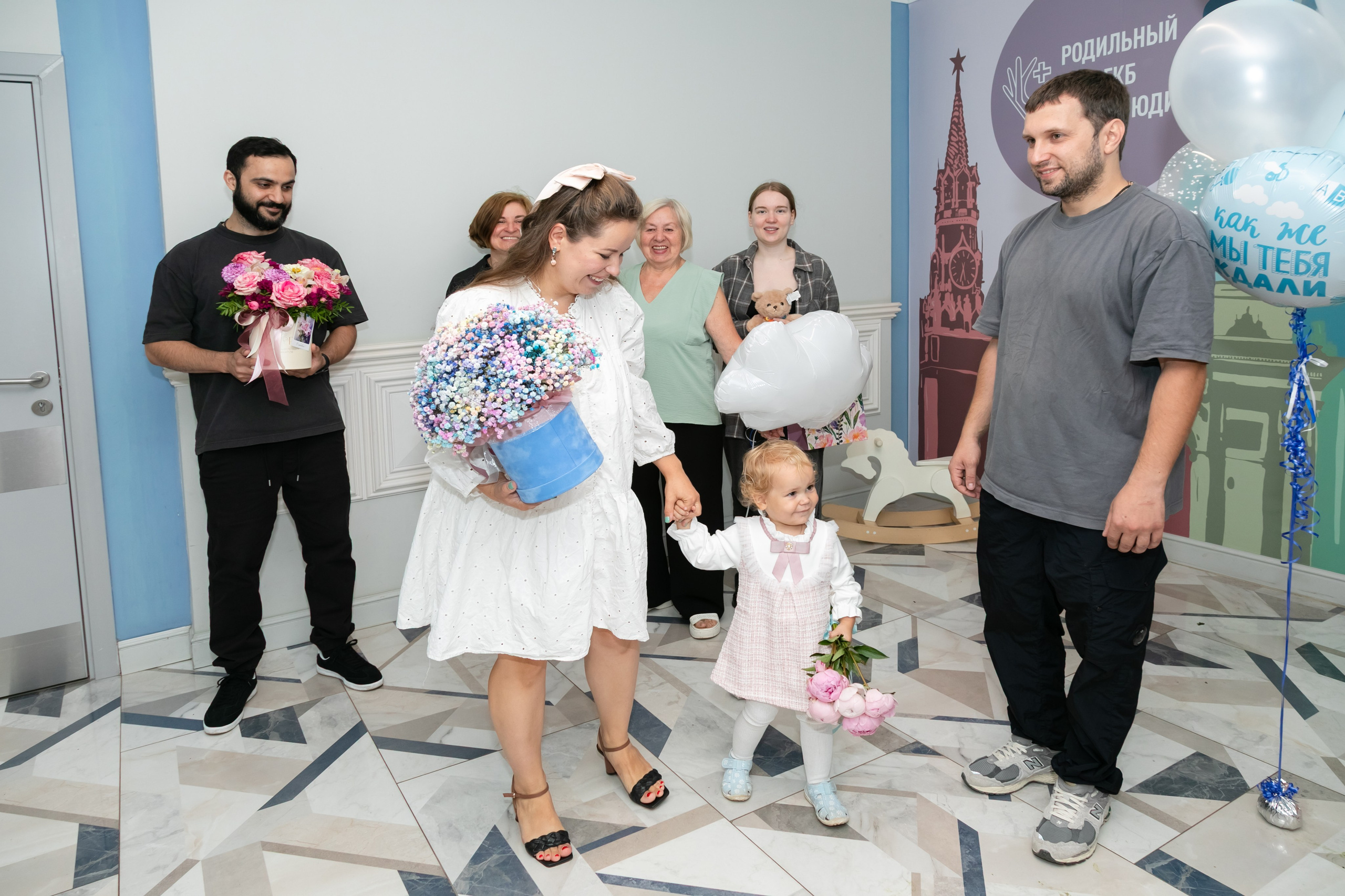 Съемка выписки из роддома 7 ГКБ Юдино Москва. Фотосъемка выписки из роддома в Москве, заказать фотографа на выписку ньюборн съемка в роддоме newborn фотограф в Юдино