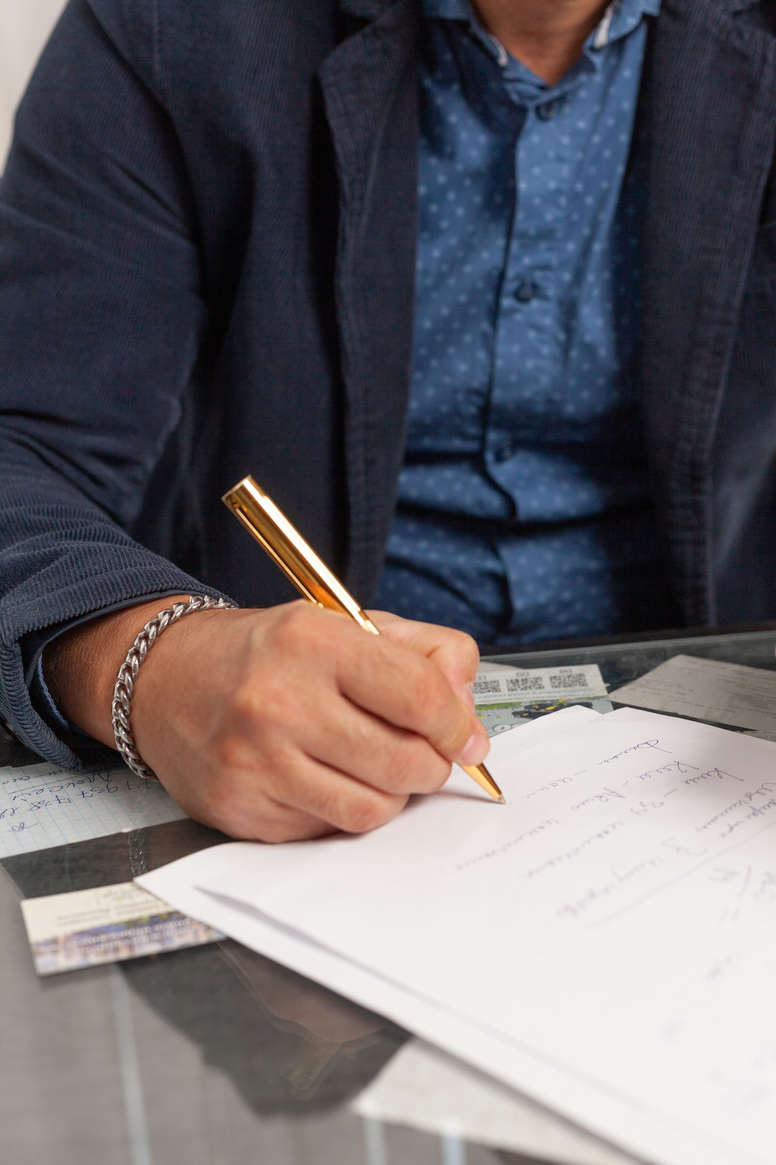 Мужская рука пишет на листе бумаги 