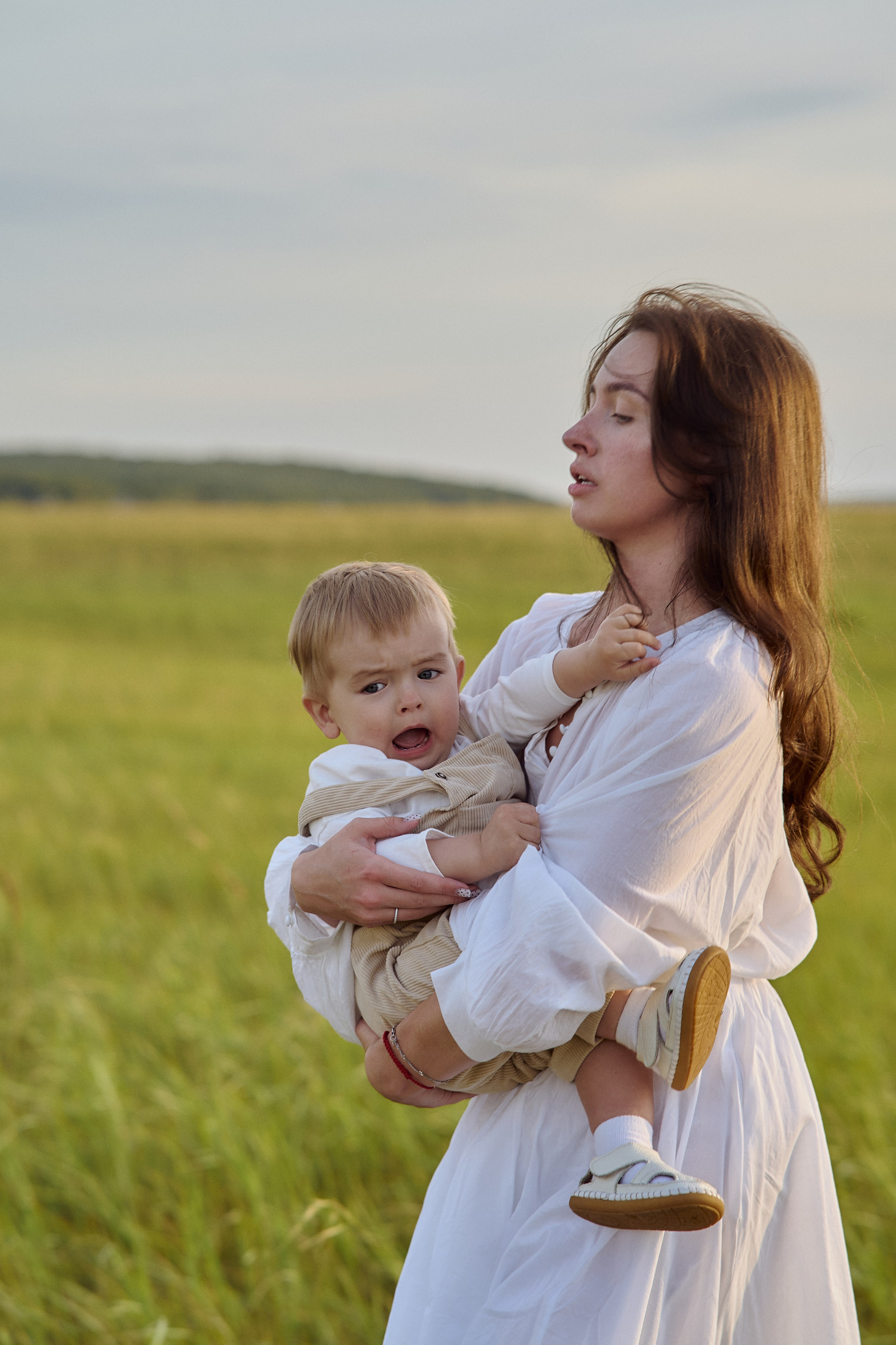 Шамиль, Аня и Марс в поле с барашками. Семейный и свадебный lifestyle-фотограф в Москве Мария Петрова