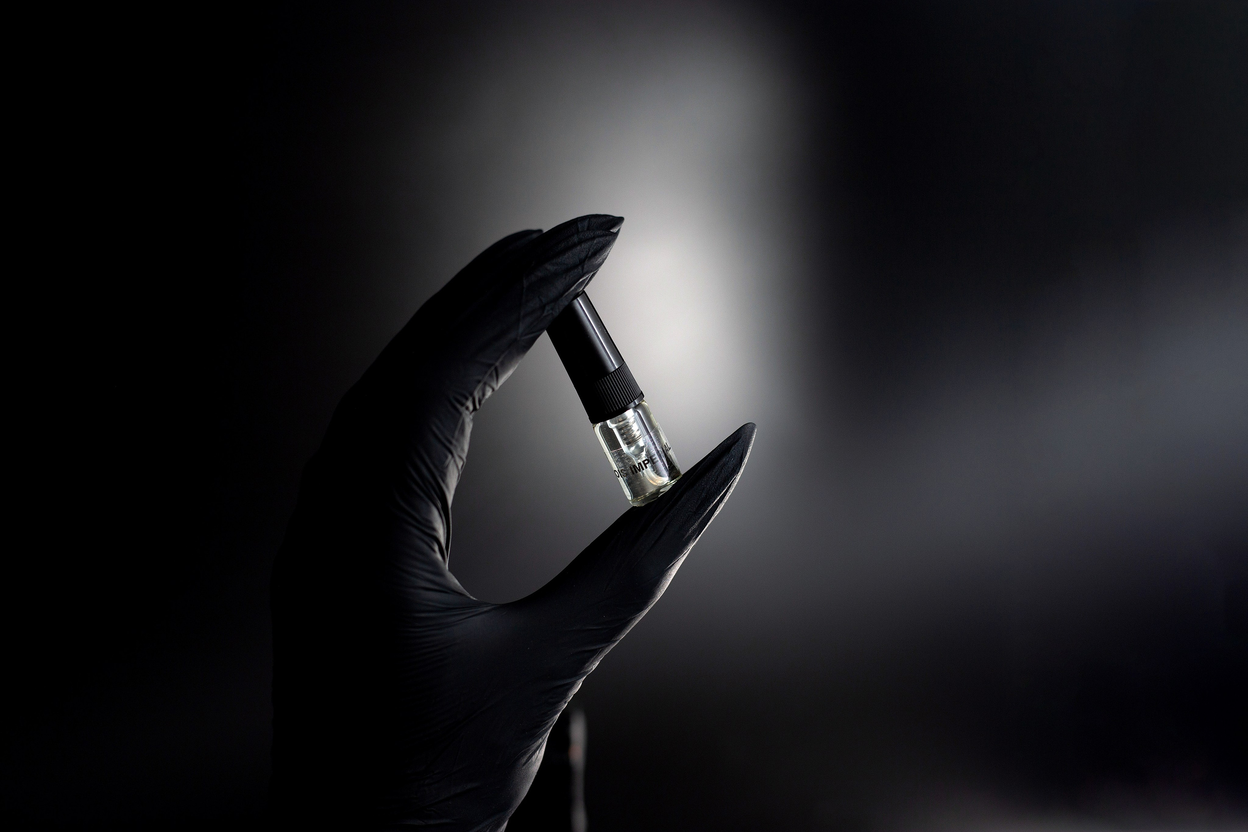 Парфюм в темных тонах. Фотограф для различных событий, проектов, маркетплейсов, сайтов и мероприятий в Екатеринбурге