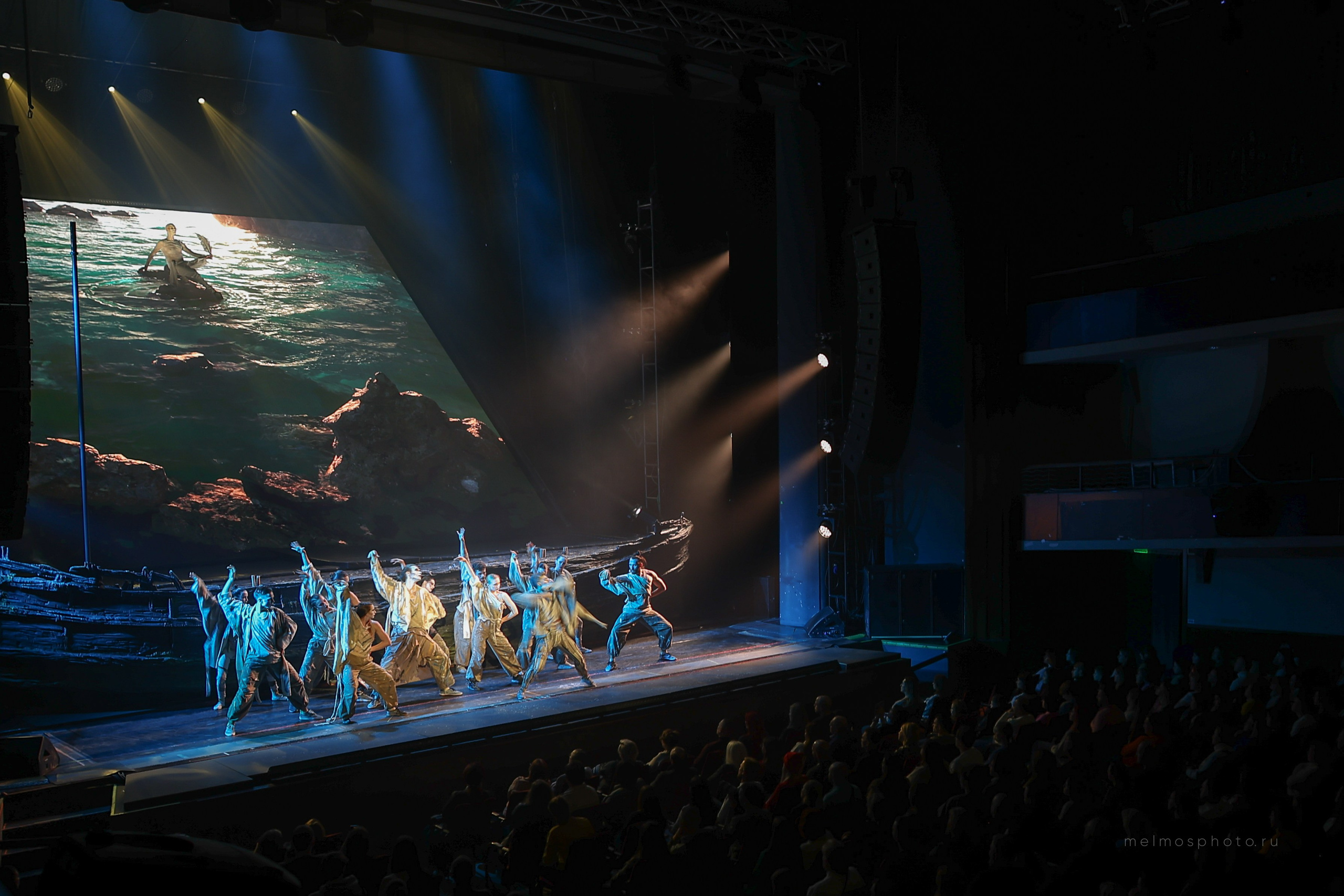 АНТИГРАВИТАЦИЯ. Репортажный, архитектурный, театральный и файн-арт фотограф Лена Мельникова в Москве