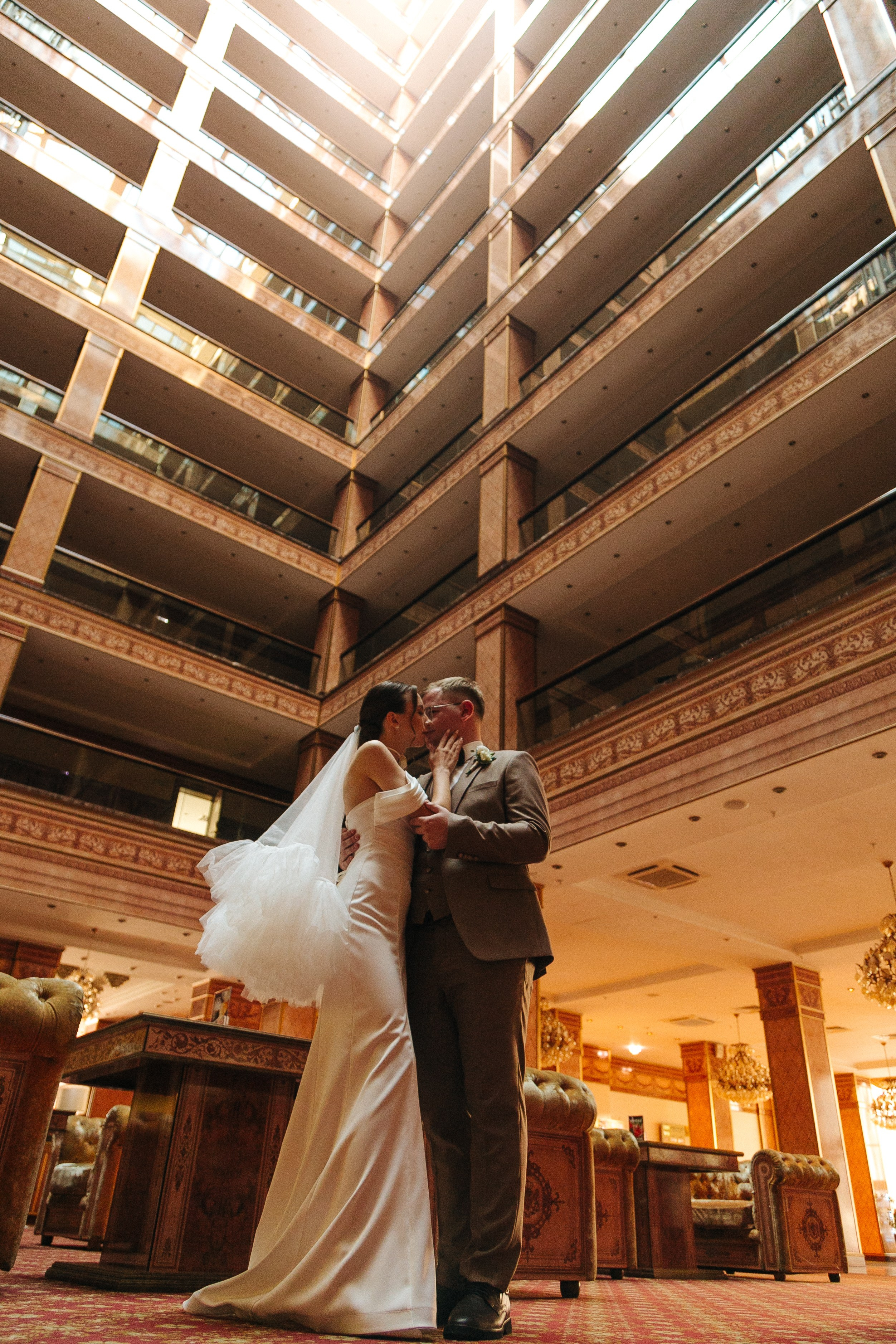 Свадебная осенняя фотосессия Ивана и Лидии в городе. Свадебный и репортажный фотограф в Ярославле и Санкт-Петербурге Роман Микрюков