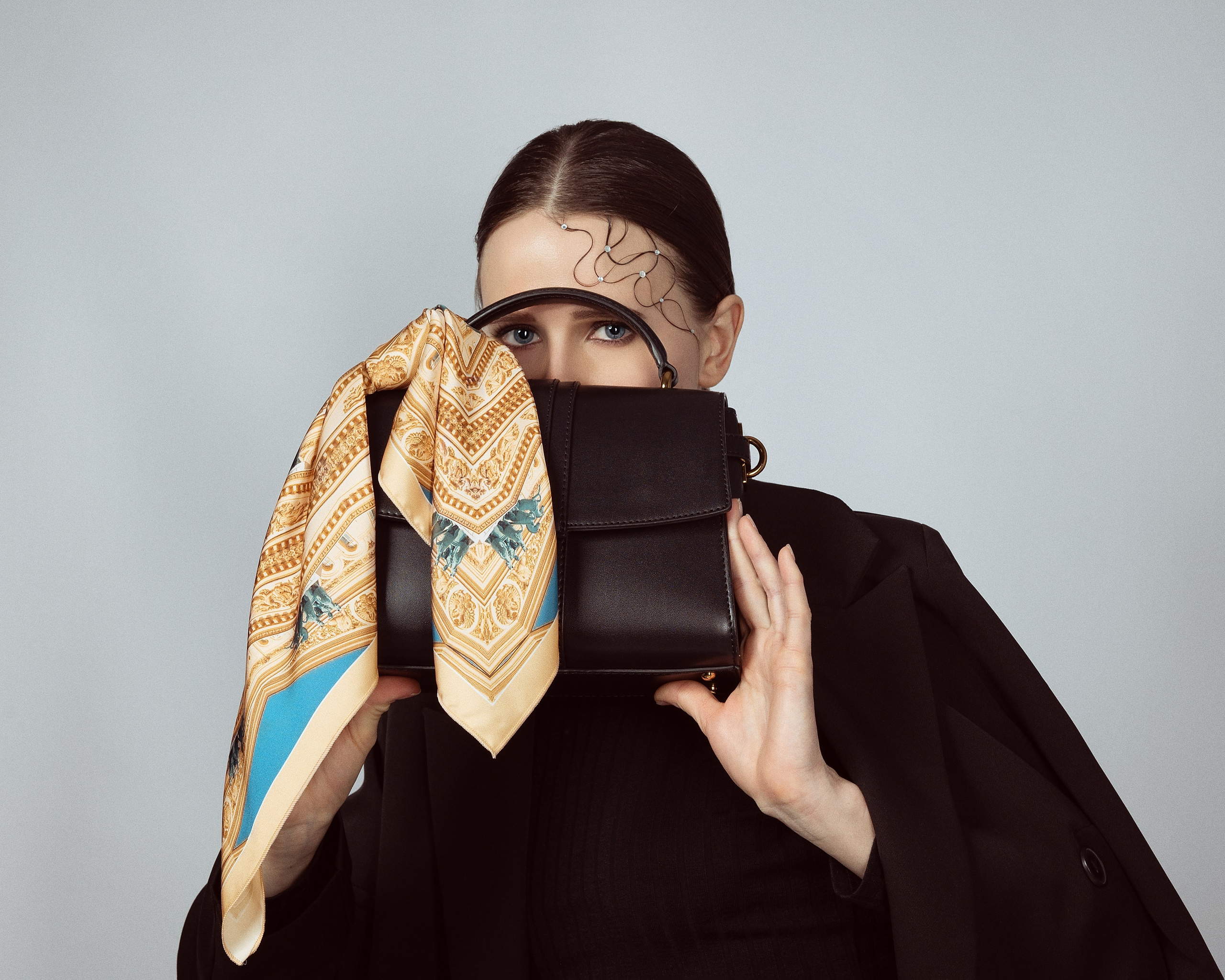 съемка для каталога, съемка для wildberries, съемка платков, девушка в черном