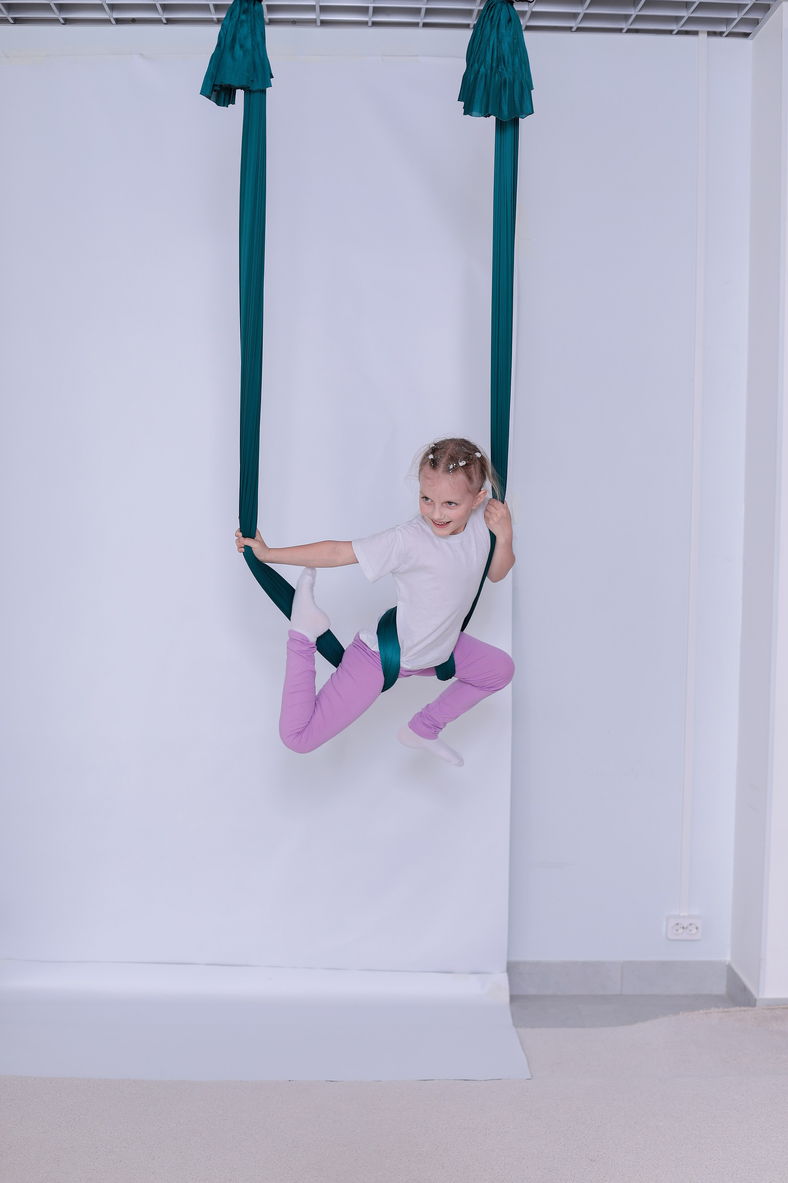 Детская аэройога. Фотограф Надршина Лилия