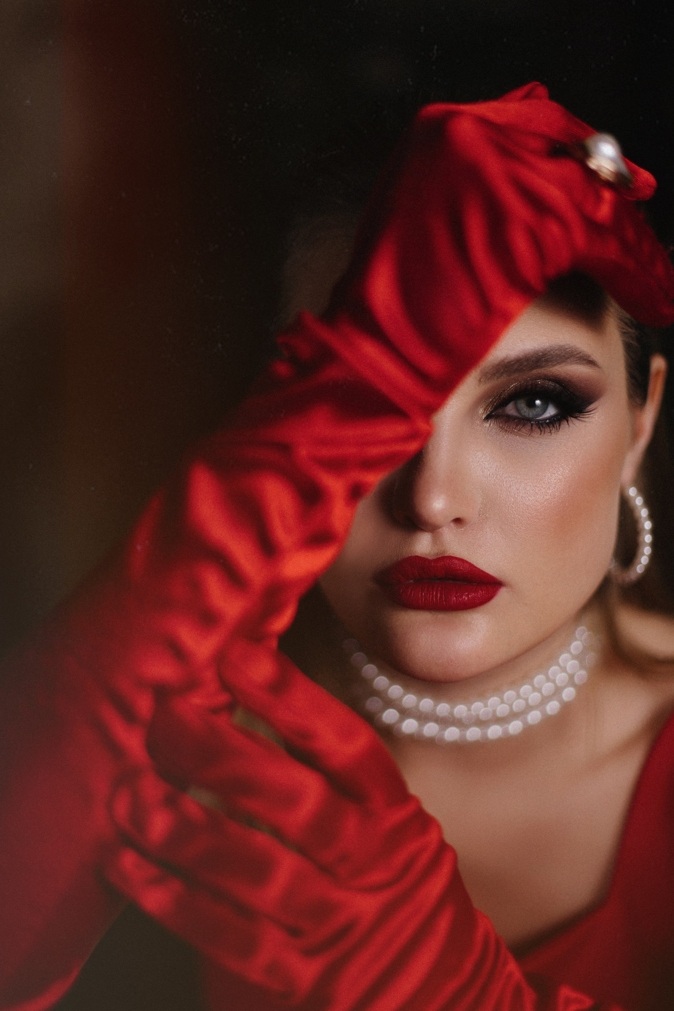 фотосессия в красном Москва. Красные губы. Макияж с красными губами. Красные перчатки. Фотосессия Москва. Фотограф. Фотостудия.