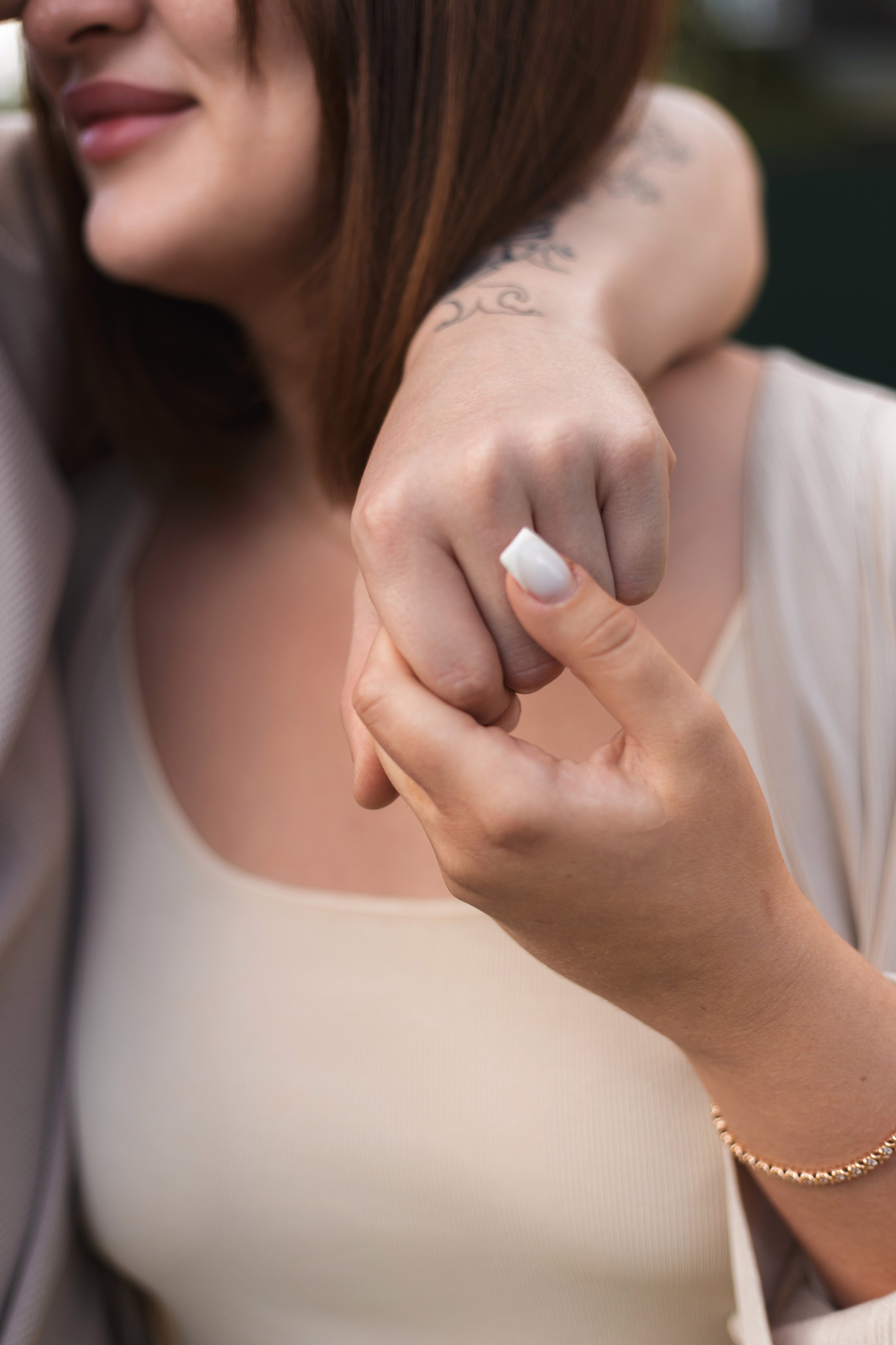 близкое фото пары рука в руке