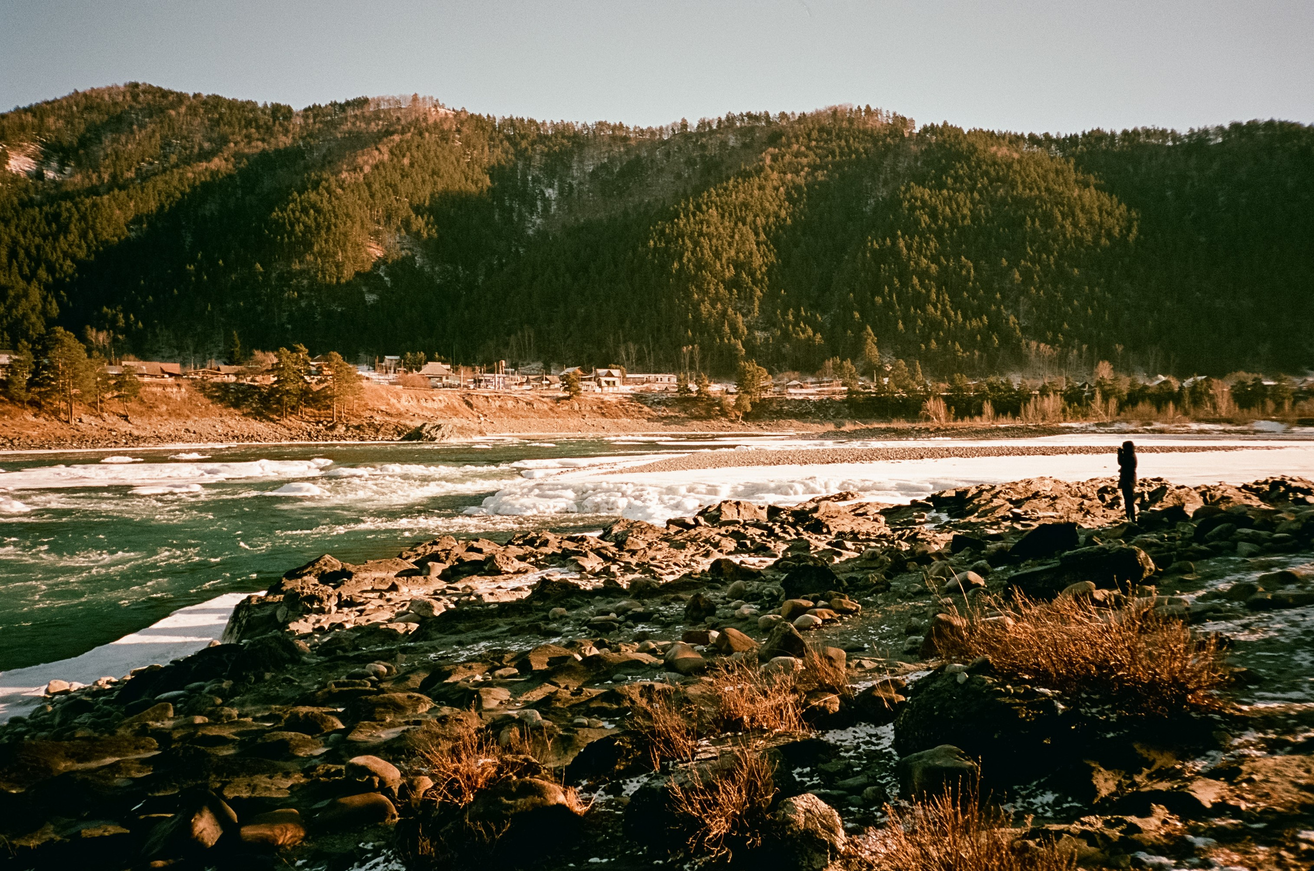 Зубы Дракона и синяя Катунь в солнечный день. Фотограф-документалист Мария Осокина