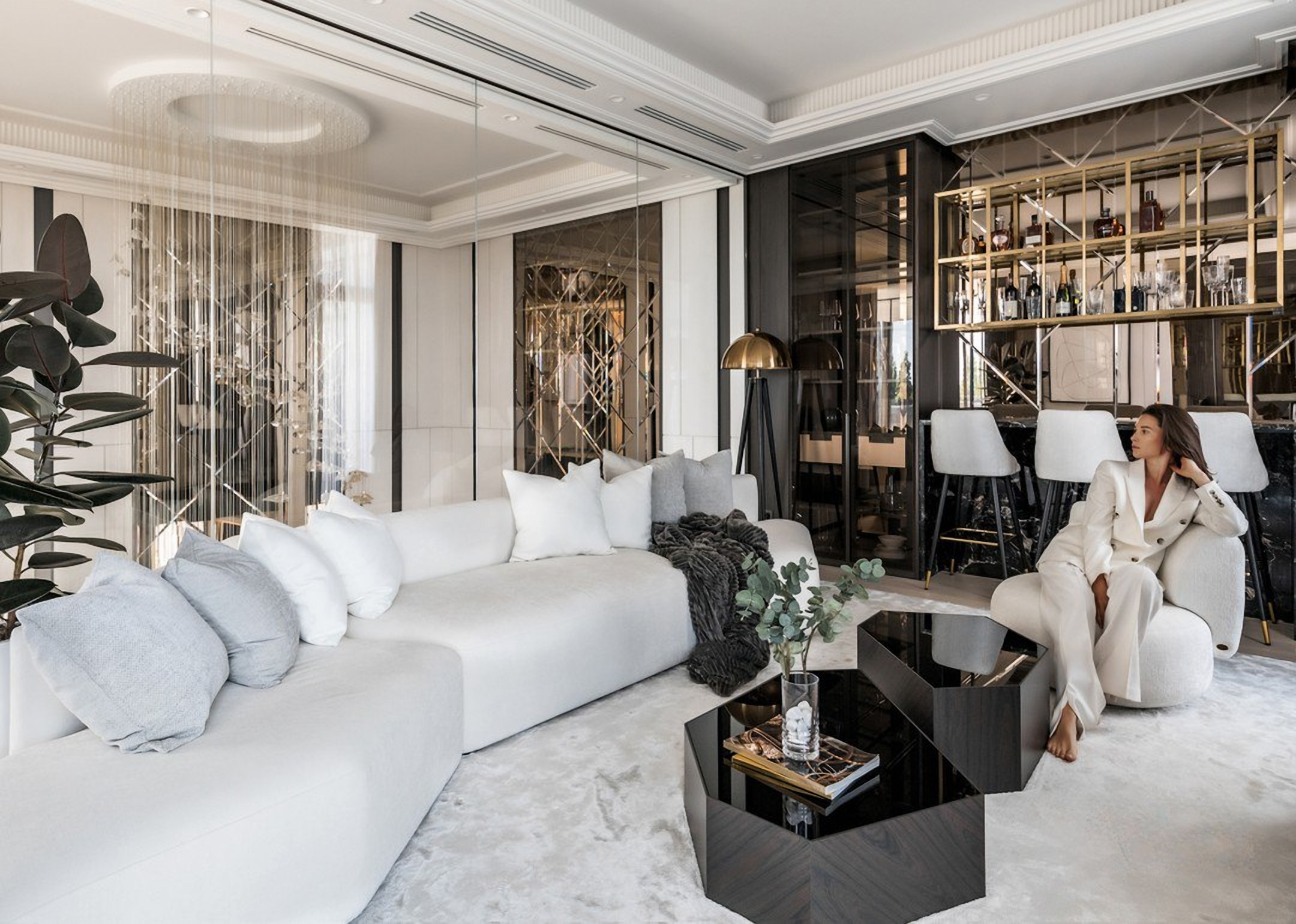 Гостиная с белым диваном и золотым баром — современный интерьер, дизайн Валерией Котович