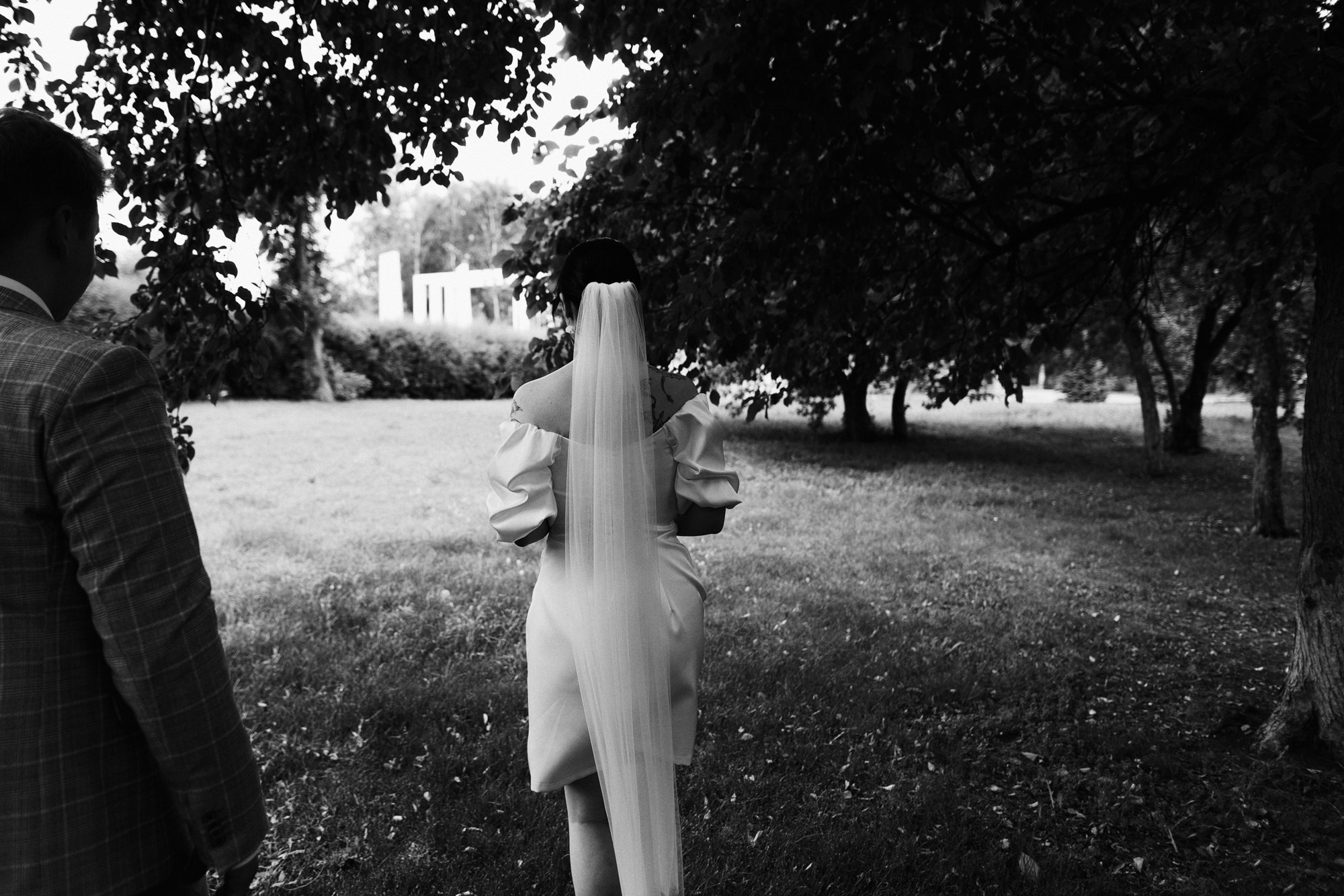 Свадебный фотограф Тюмень — Роман и Ксения: фотосессия с гостями и прогулка в парке. Портретный фотограф Тюмень Дарья Мустафина