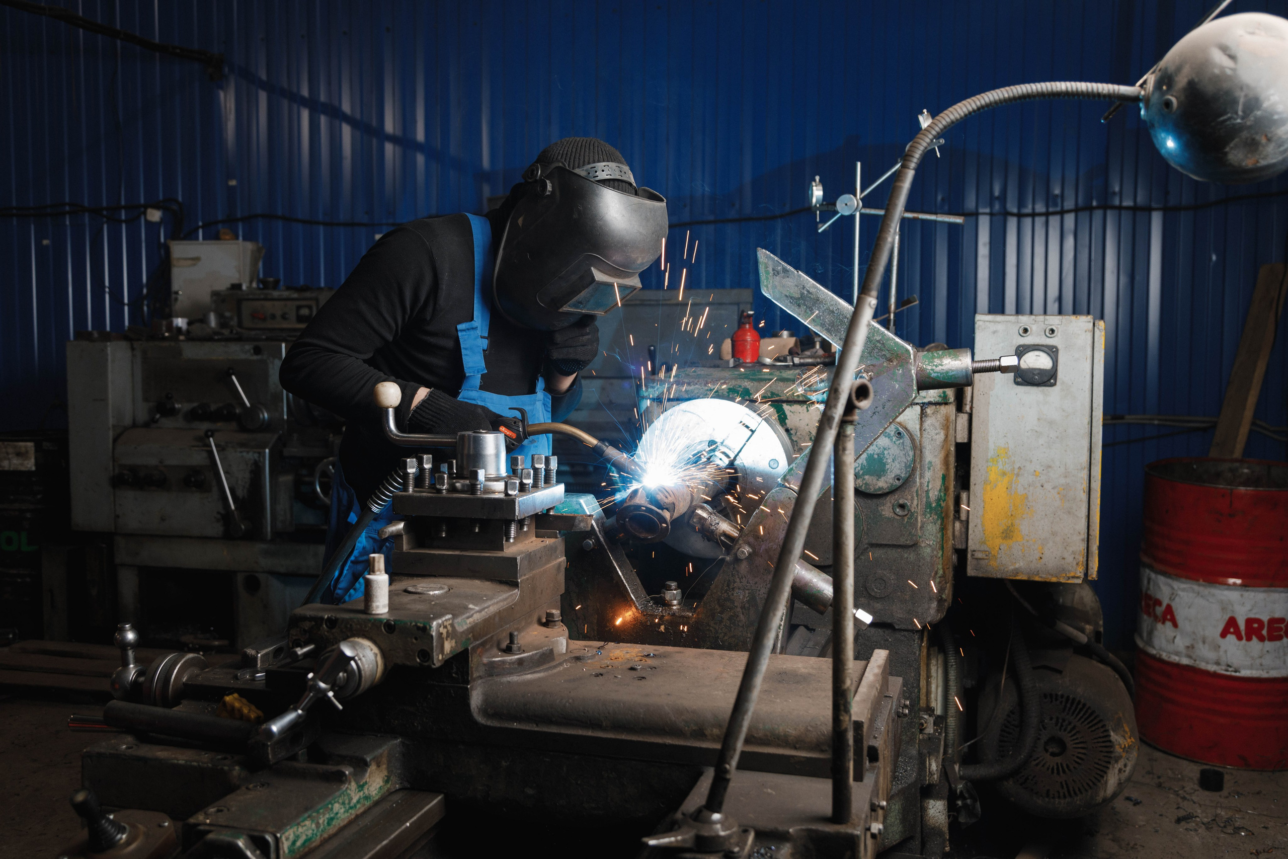 Сварка компонента карданного вала в мастерской.