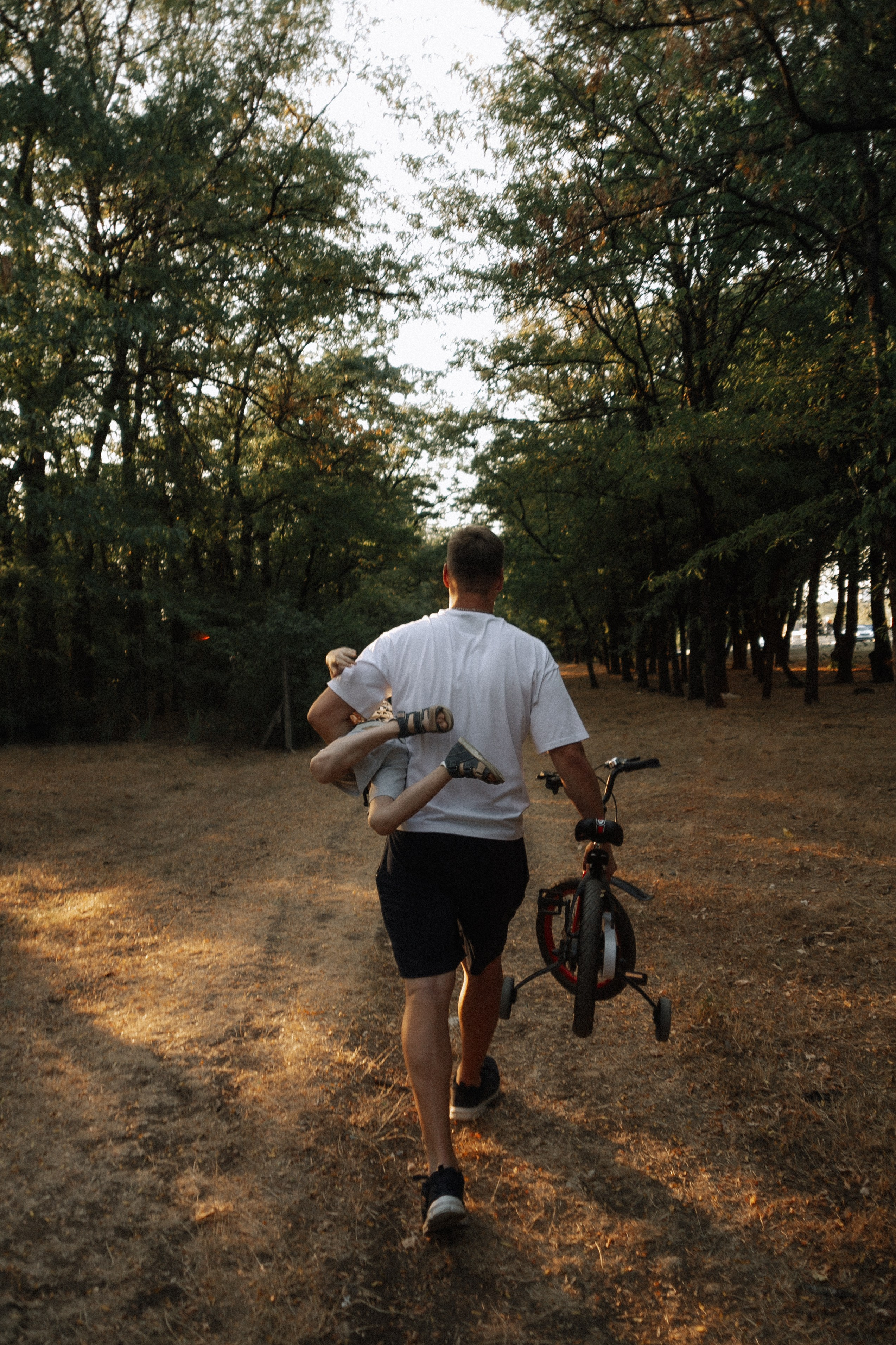 Папа учит сына кататься на велосипеде. Фотограф в Крыму | Виктория Нотевская