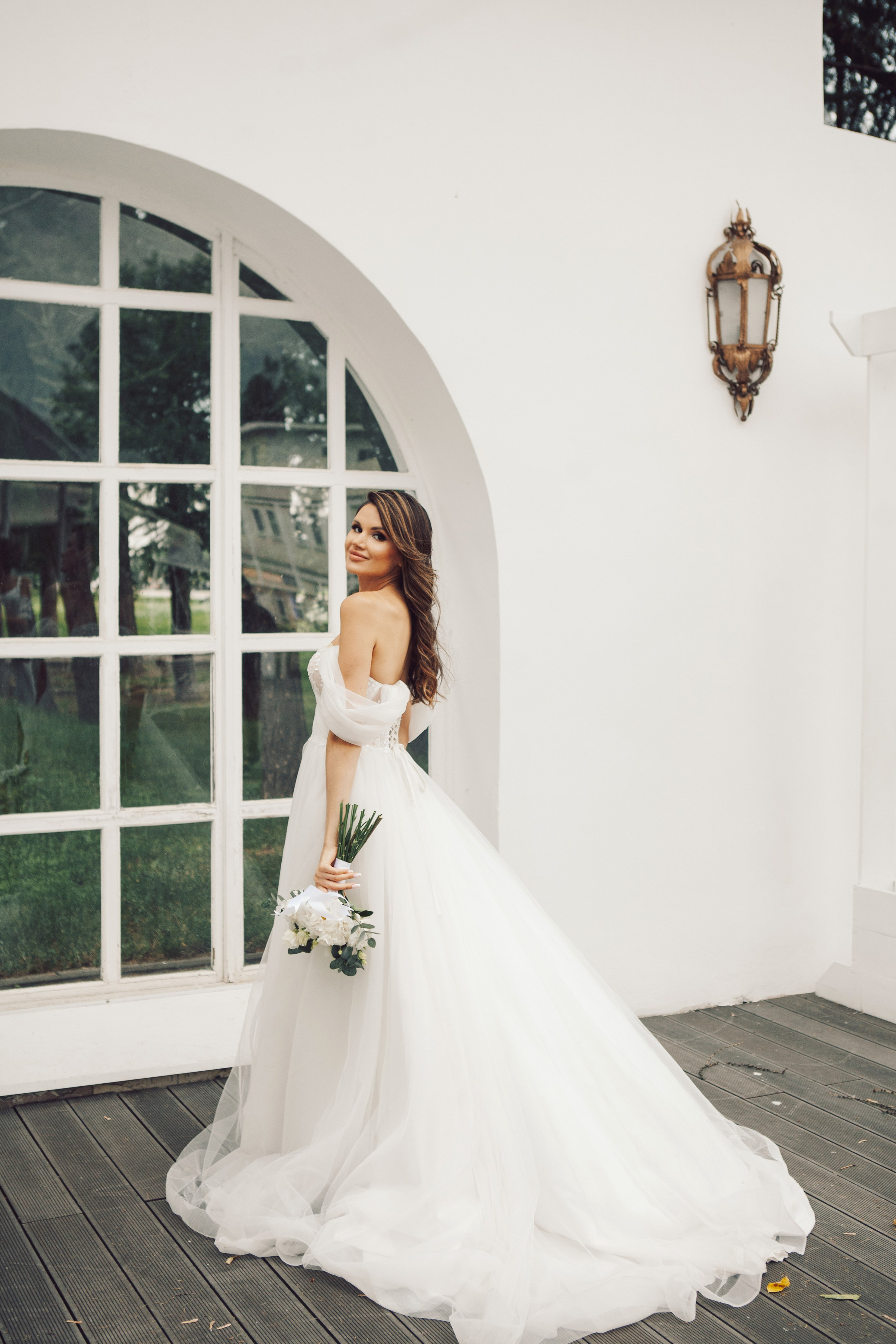 Летний образ невесты красиво подчеркивает фигуру