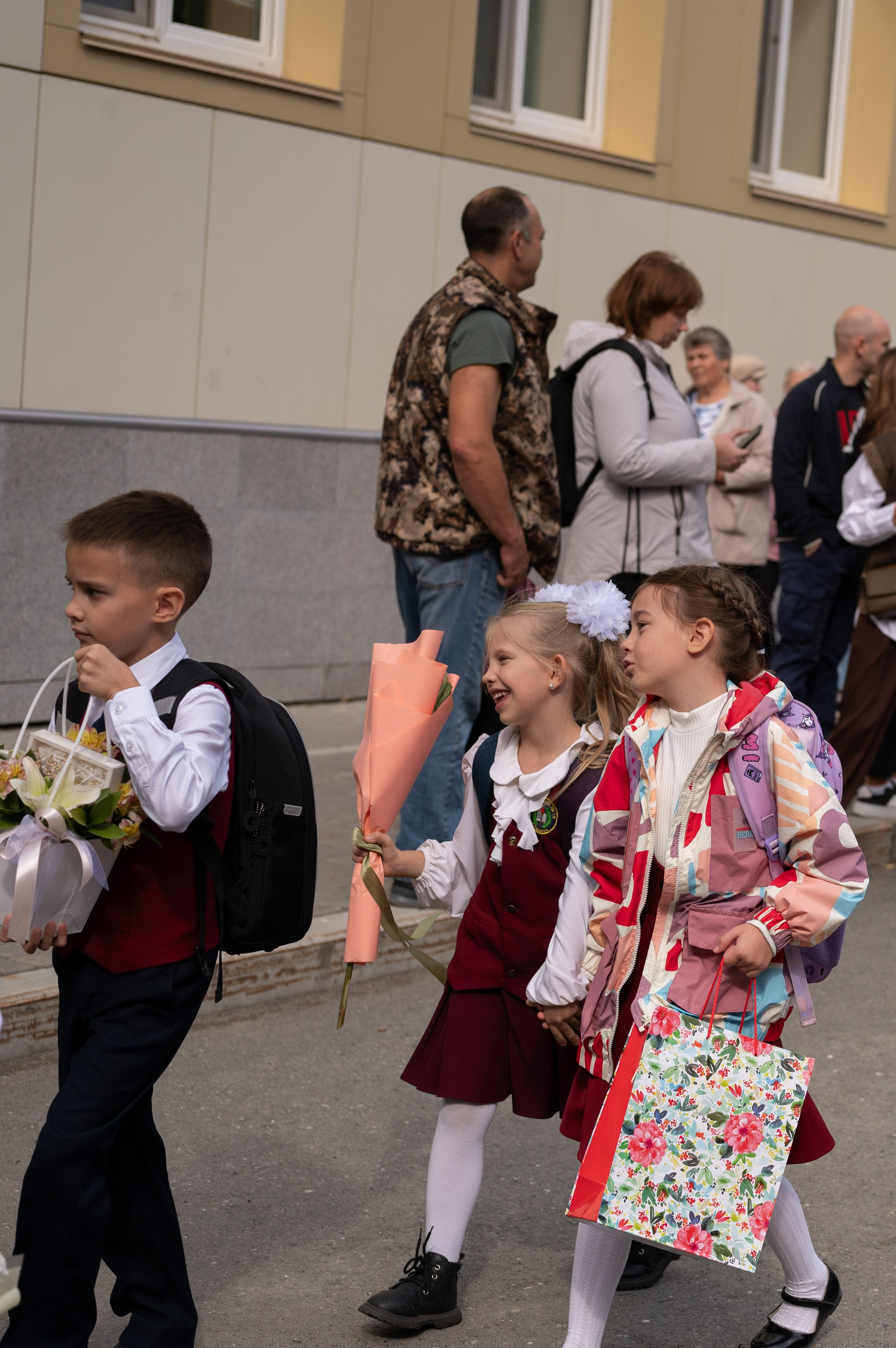 1 сентября 16 гимназия 2 класс (линейка + в классе+ на улице). Фотограф новорожденных, семейный детский в Тюмени Татьяна Морозова