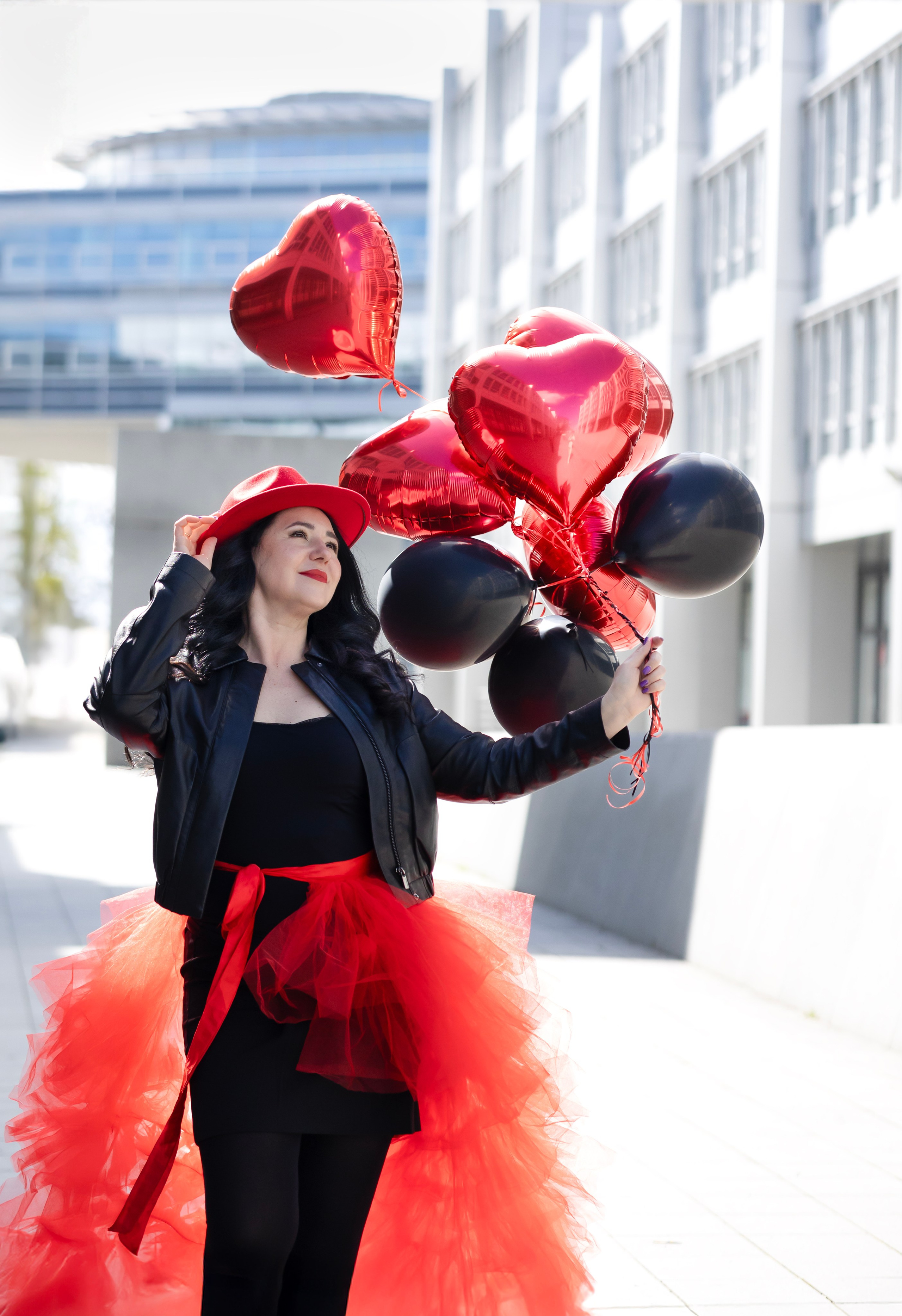 Balloons and red skirt. Photographer in Munich
