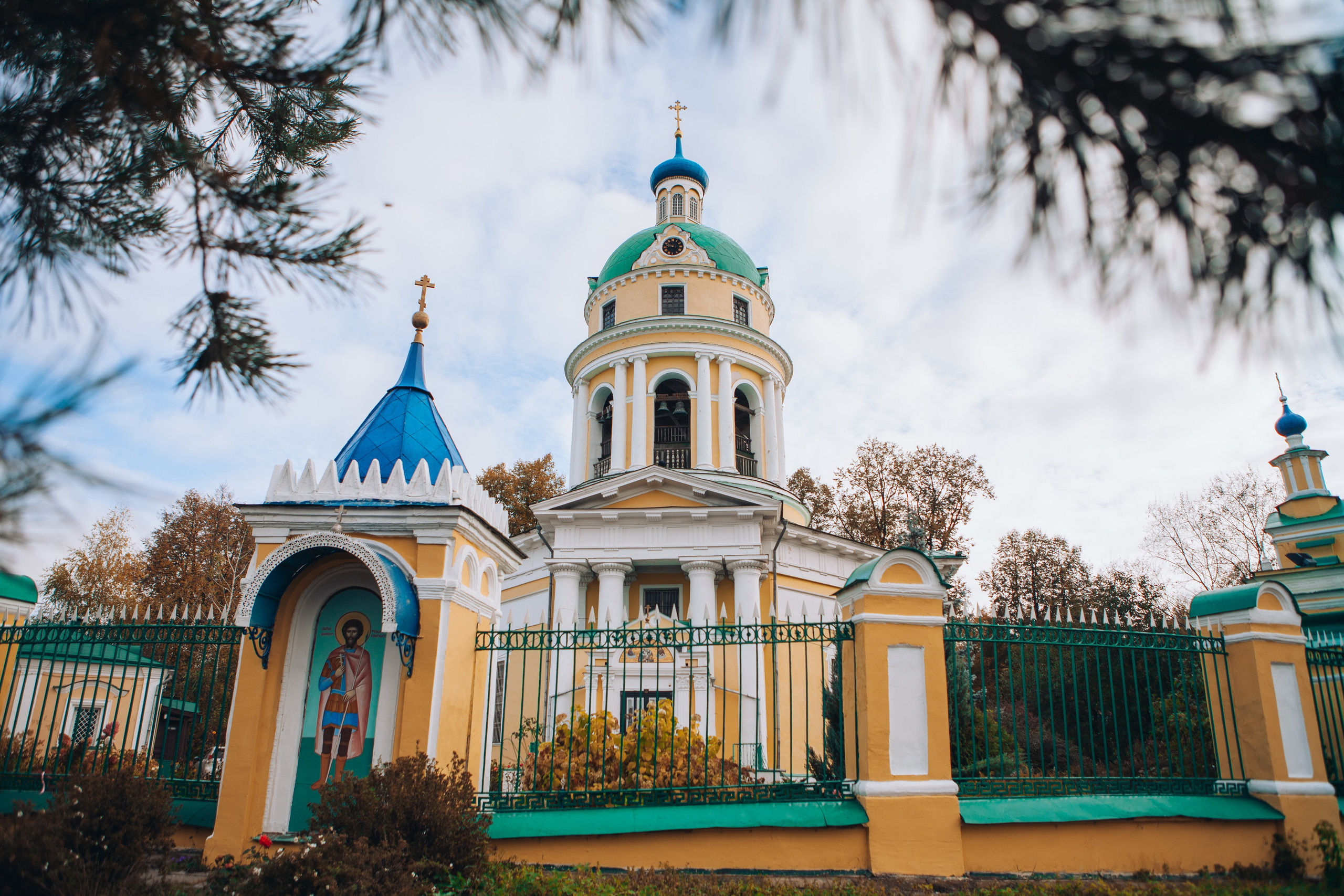 Зимняя церковь Николая Чудотворца в Гребнево вид снаружи