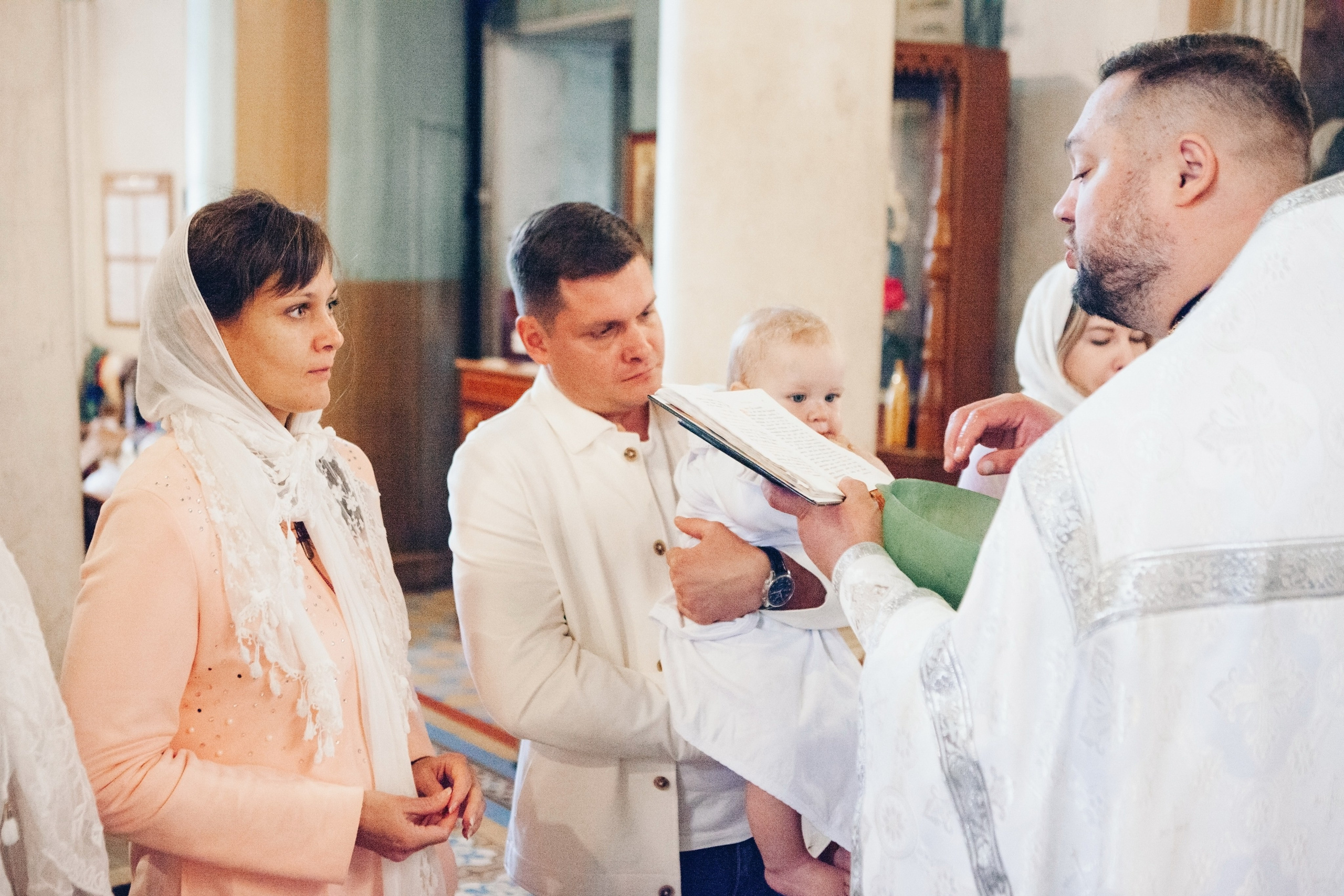 Крещение ребенка в церкви. Фотограф Ольга Ефремова